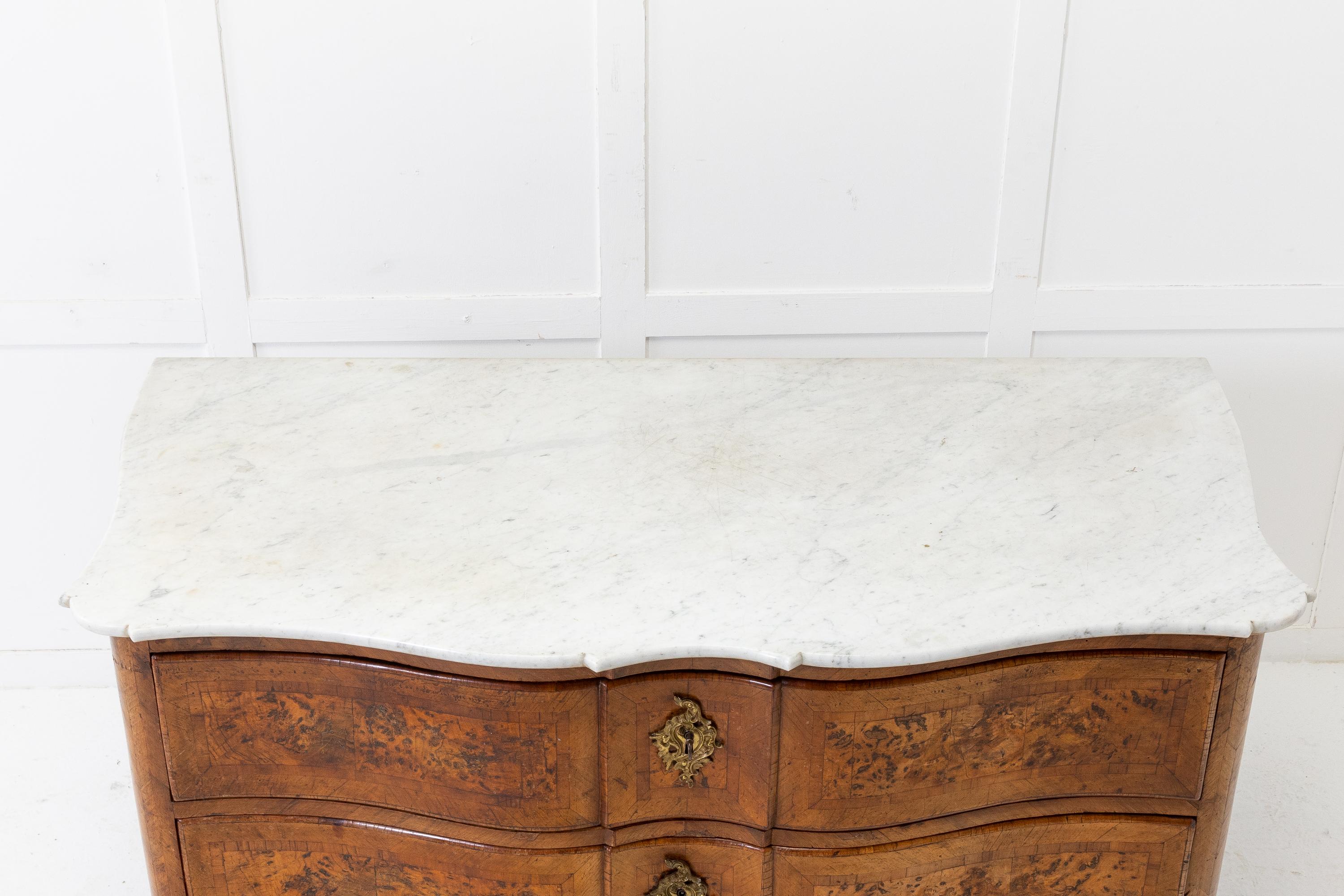 18th Century French Serpentine Fronted Commode For Sale 1