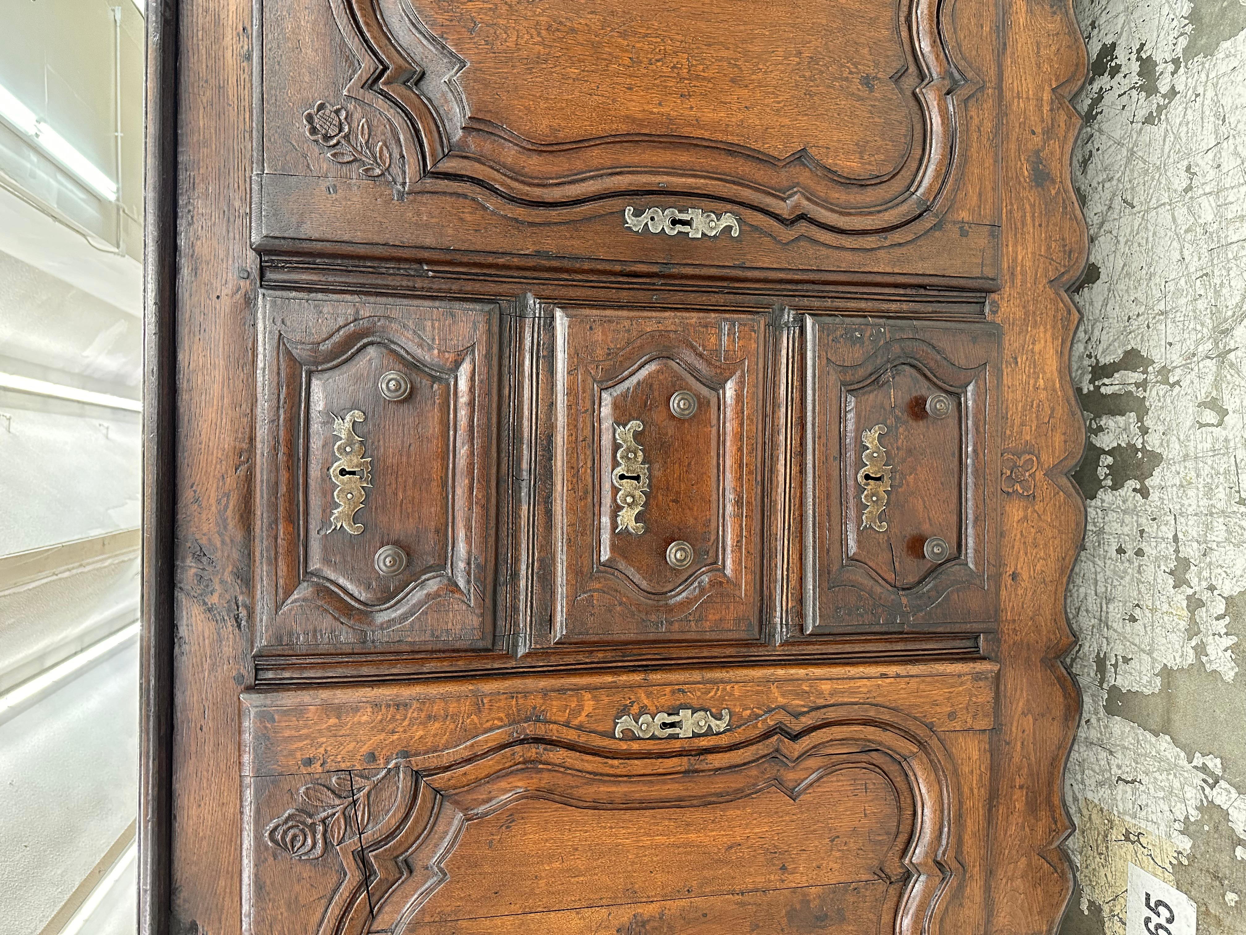 This is a beautiful 18th century French server! The woodworking on this piece is breathtaking, with delicate curves and flowers engrave at the top corners. Notice the large dovetail on the drawer in French furniture that's a true side of age going