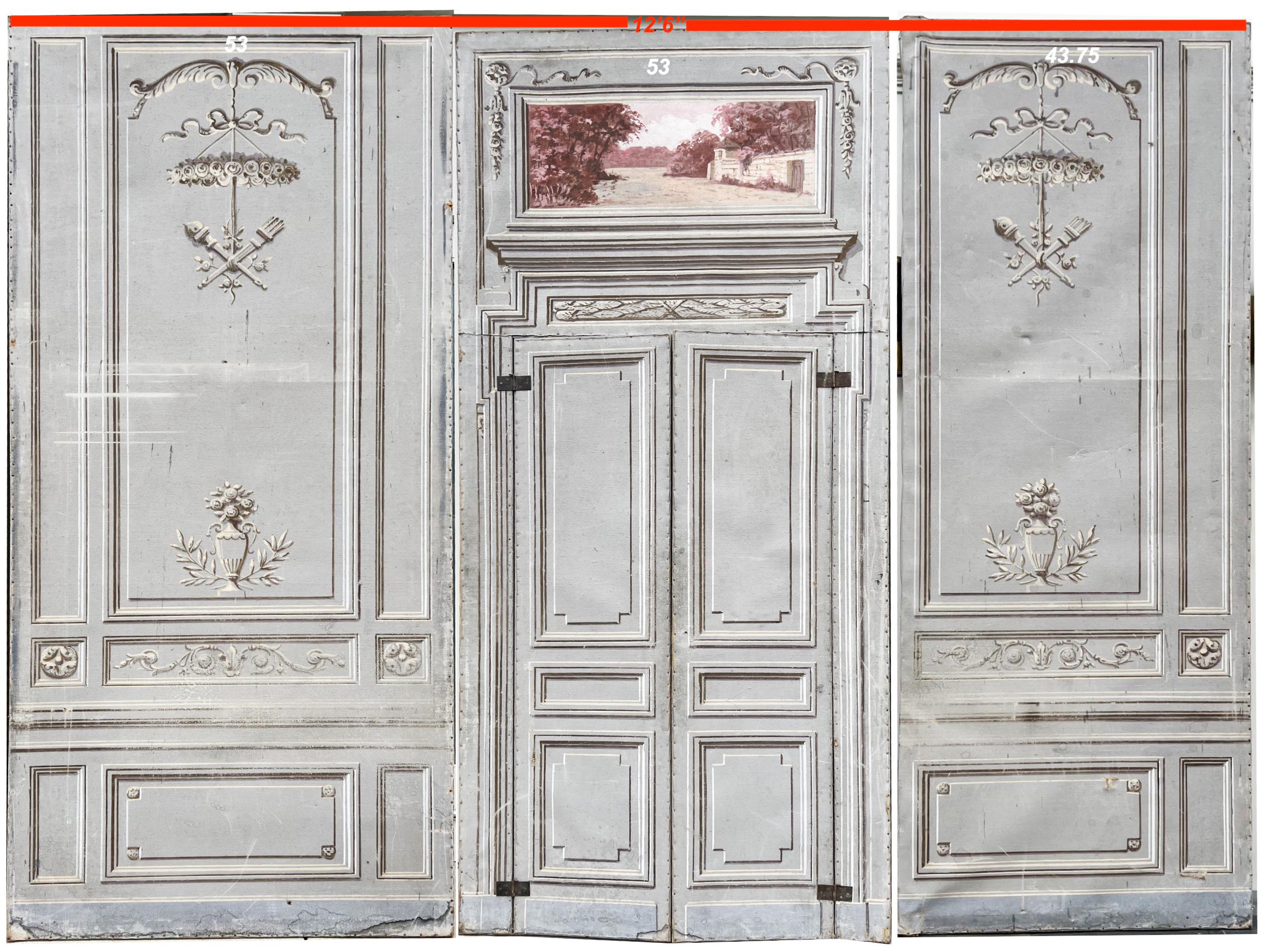 Recentemente tolto da un appartamento di Parigi, questo set di 6 pannelli teatrali francesi del XVIII secolo crea un look drammatico per una camera da letto o un soggiorno. Il set comprende due pannelli con porte-finestre (uno a pannelli senza vetro