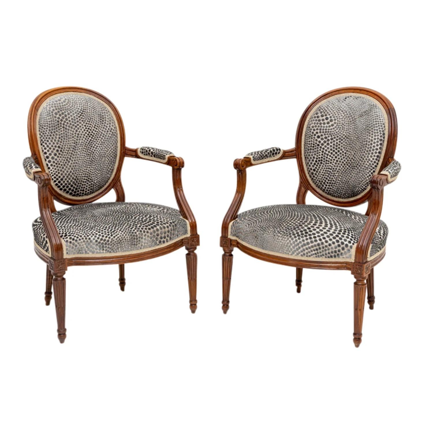 Hand-Carved 18th Century French Set of Four Louis XVI Beechwood Medallion Dining Armchairs For Sale