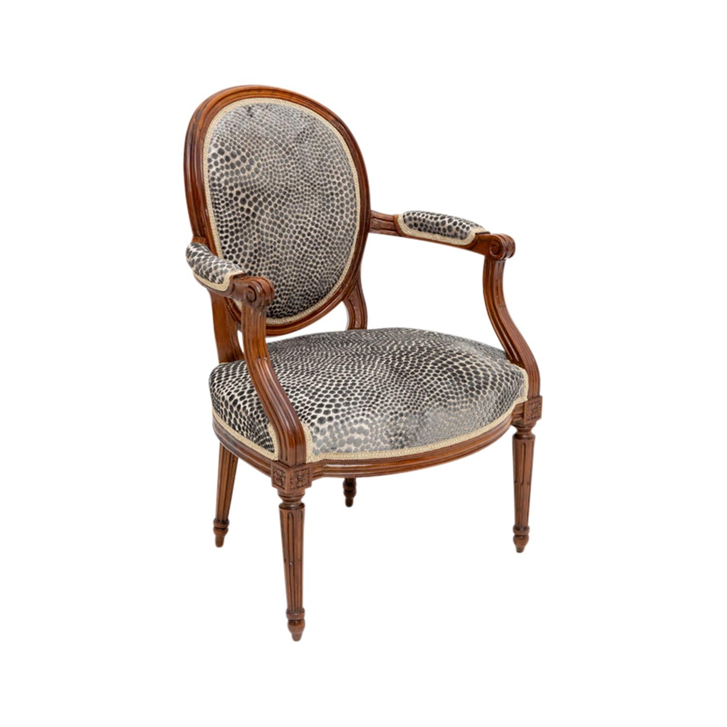 Fabric 18th Century French Set of Four Louis XVI Beechwood Medallion Dining Armchairs For Sale