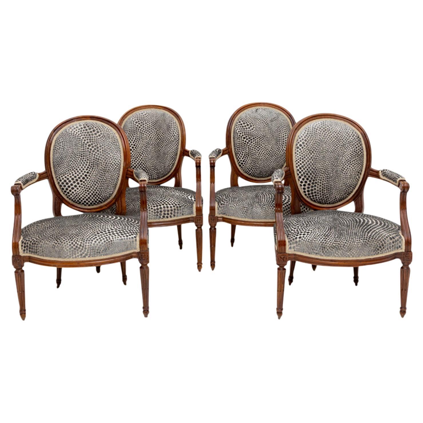Ensemble de quatre fauteuils de salle à manger Louis XVI en hêtre à médaillon du XVIIIe siècle