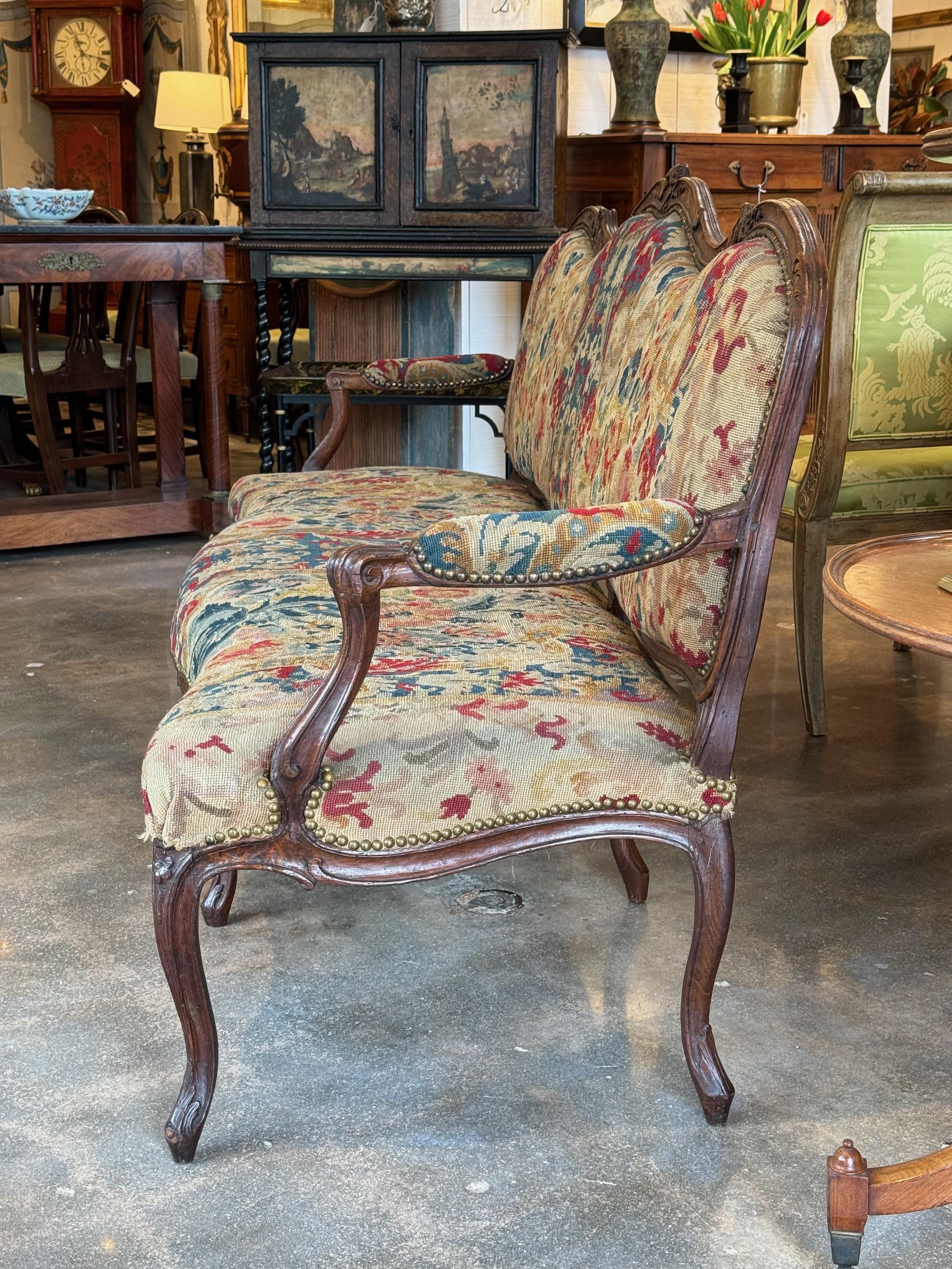 Französische Couch des 18. Jahrhunderts mit Nadelspitze im Zustand „Gut“ im Angebot in Charlottesville, VA