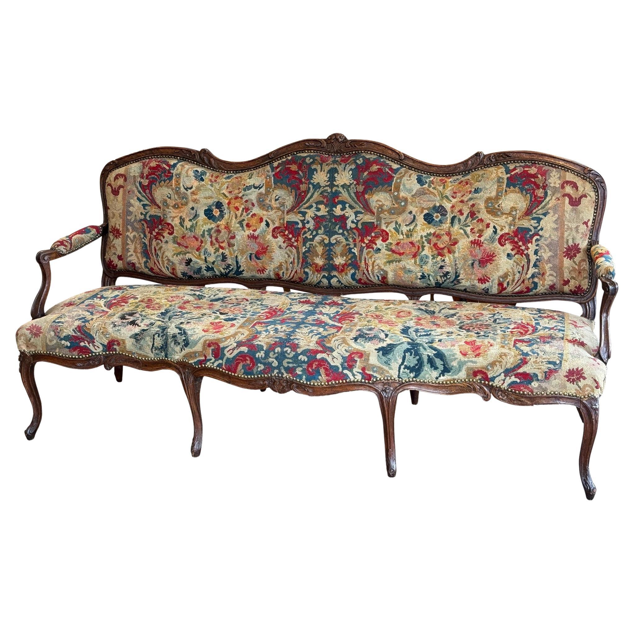 Settee française du 18ème siècle avec tissu à l'aiguille