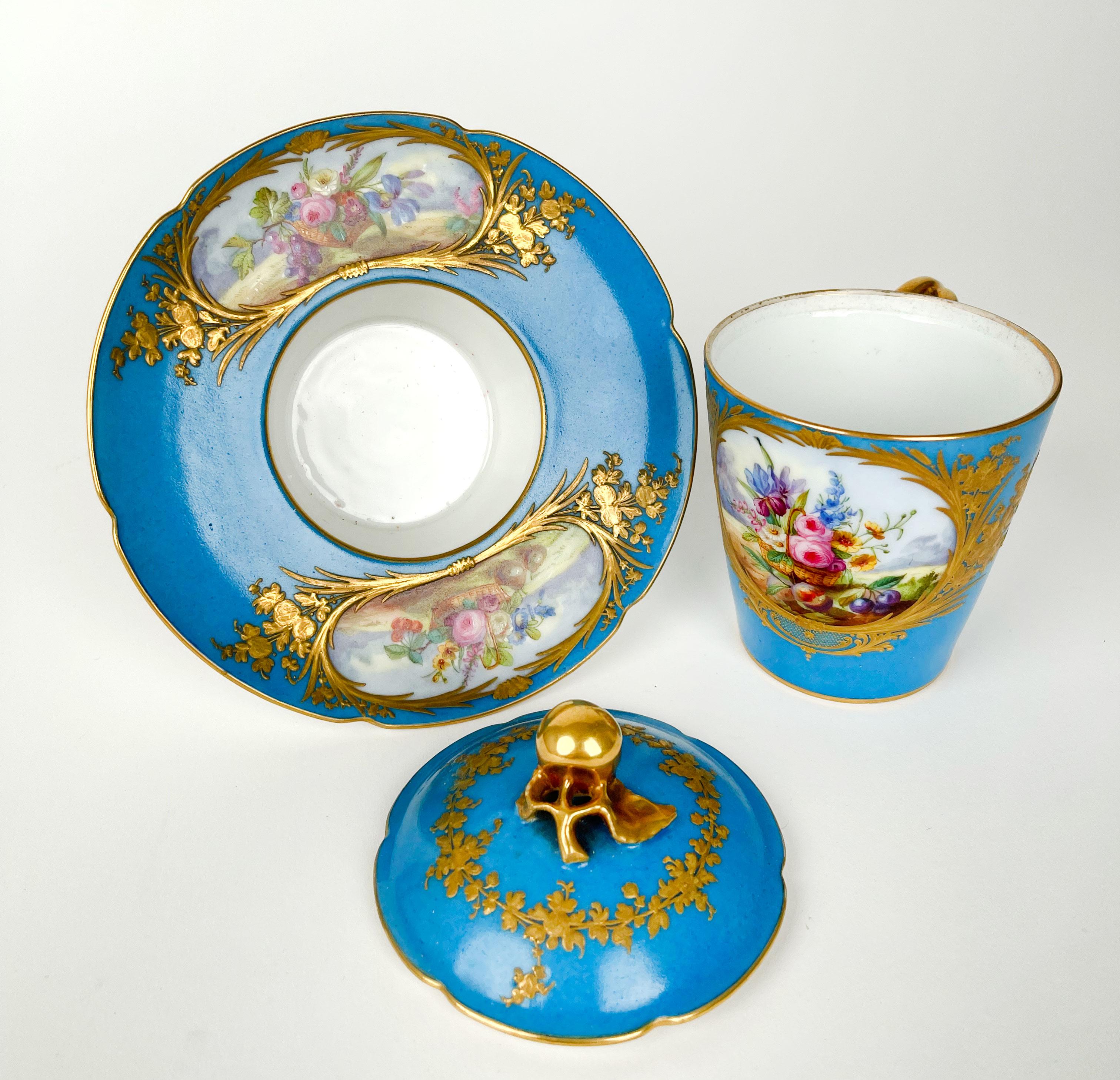 18th Century French Sevres Porcelain Cup & Saucer In Good Condition In Pasadena, CA