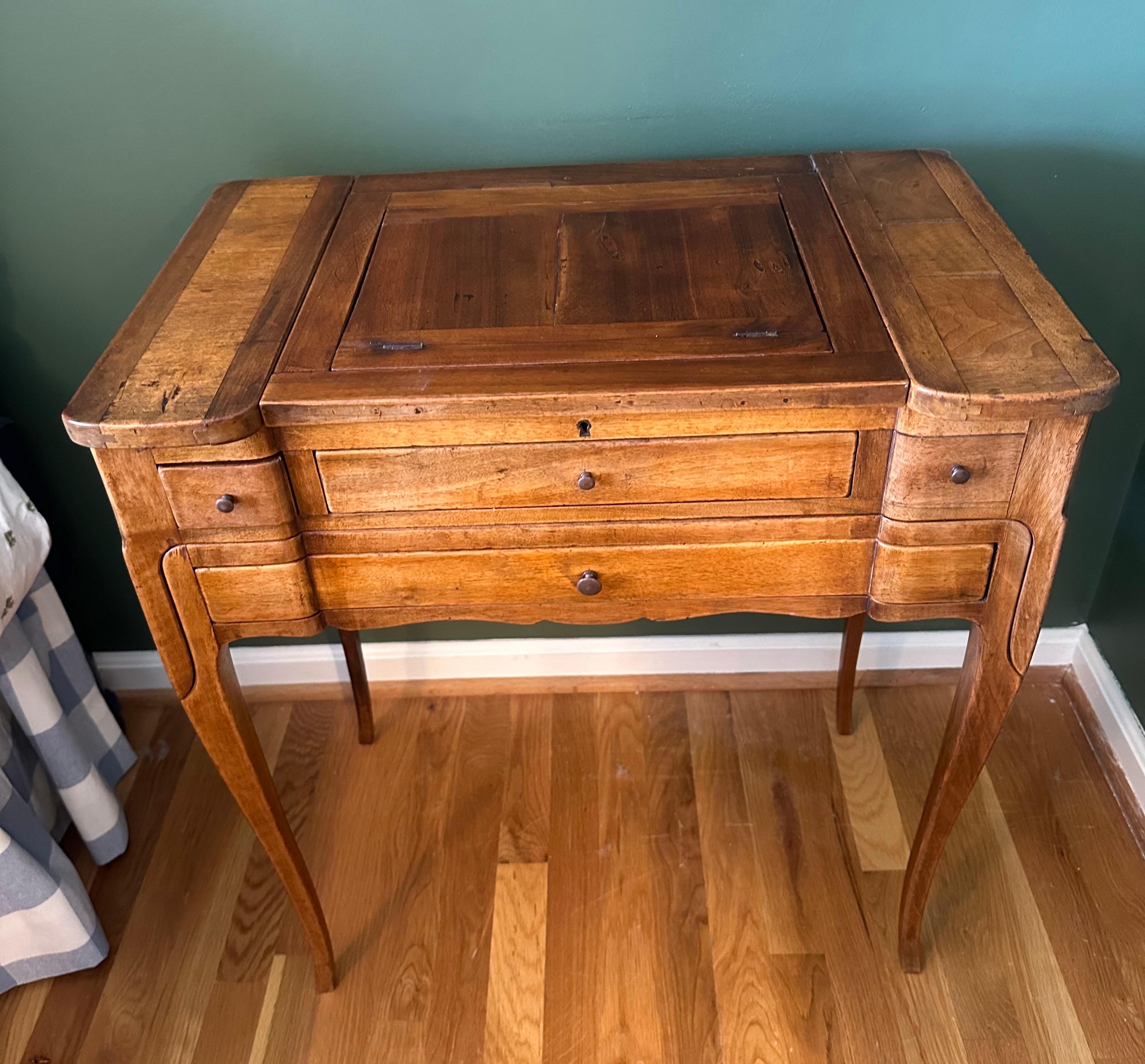 Table d'appoint française du 18ème siècle, table de toilette Louis XVI  meuble-lavabo de style en marbre en vente 3