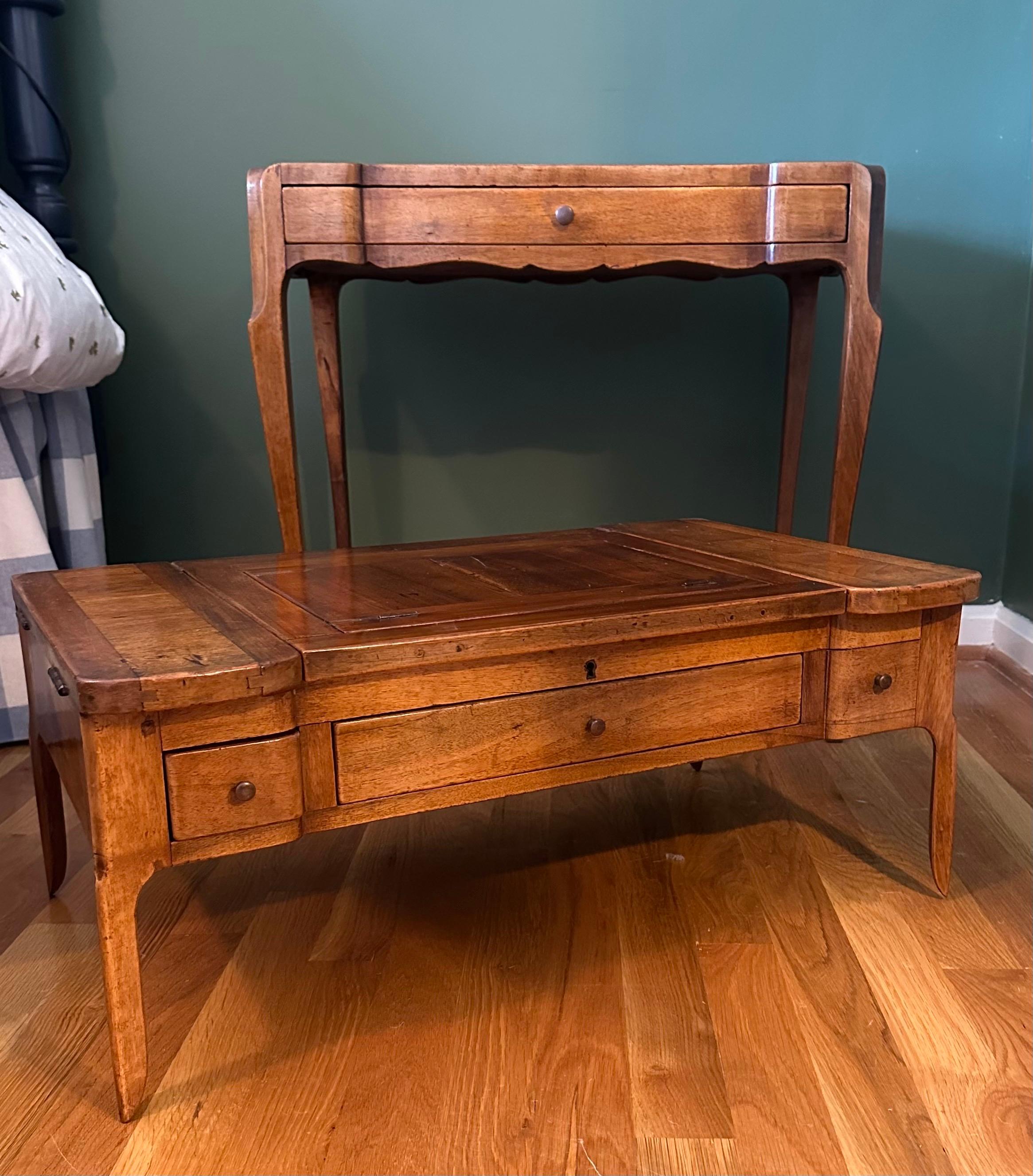 Sculpté à la main Table d'appoint française du 18ème siècle, table de toilette Louis XVI  meuble-lavabo de style en marbre en vente