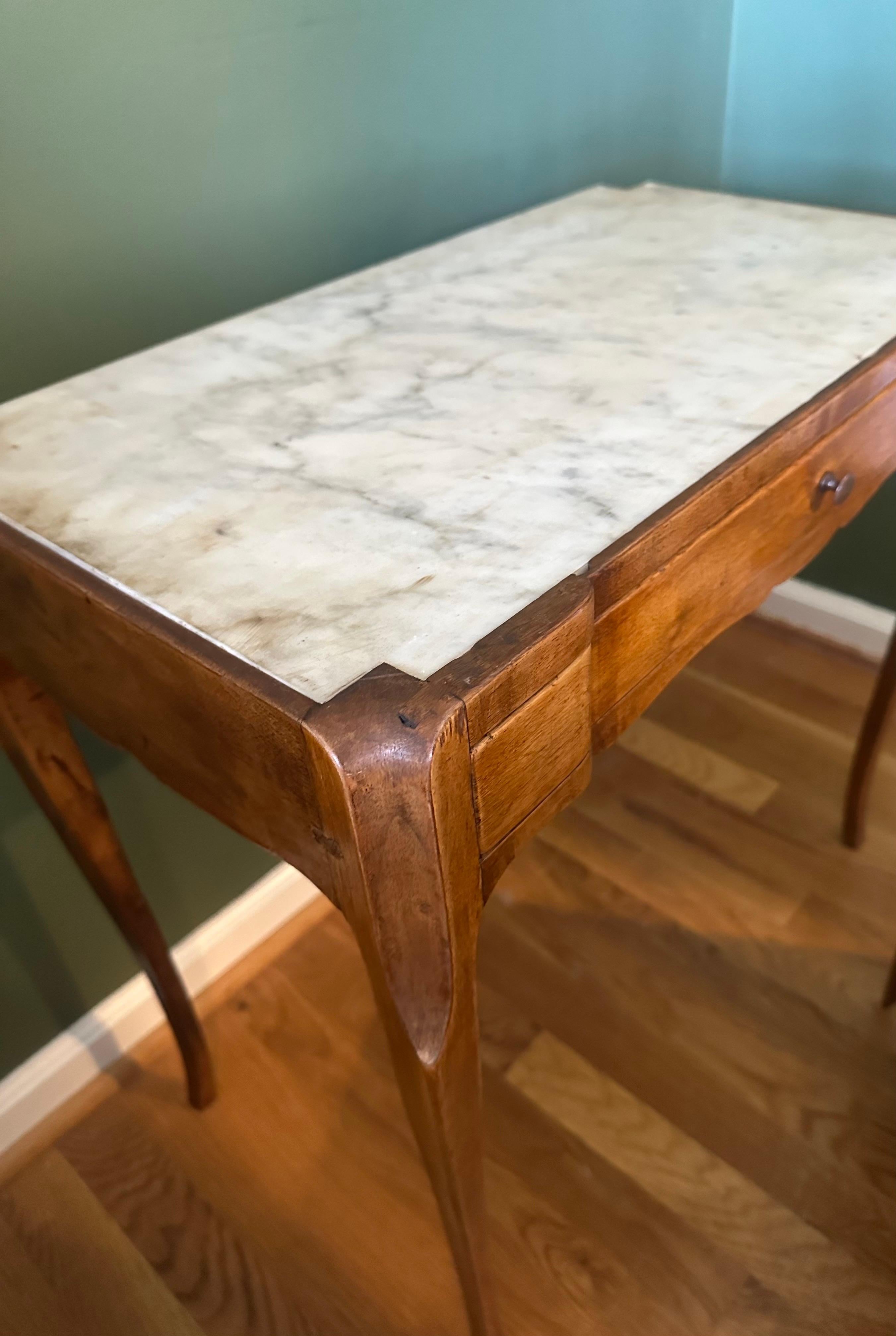 Table d'appoint française du 18ème siècle, table de toilette Louis XVI  meuble-lavabo de style en marbre Bon état - En vente à Roswell, GA