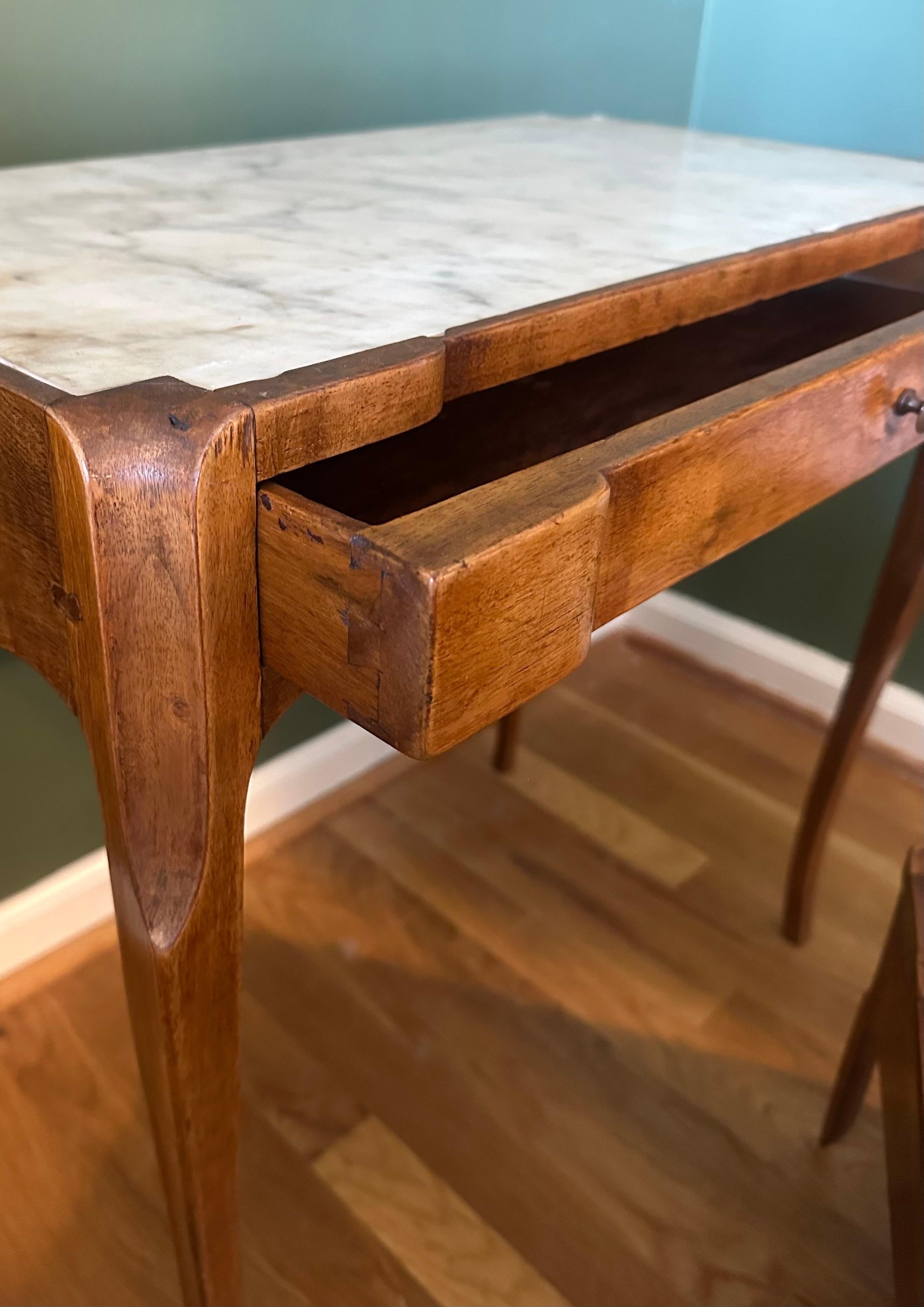 XVIIIe siècle Table d'appoint française du 18ème siècle, table de toilette Louis XVI  meuble-lavabo de style en marbre en vente