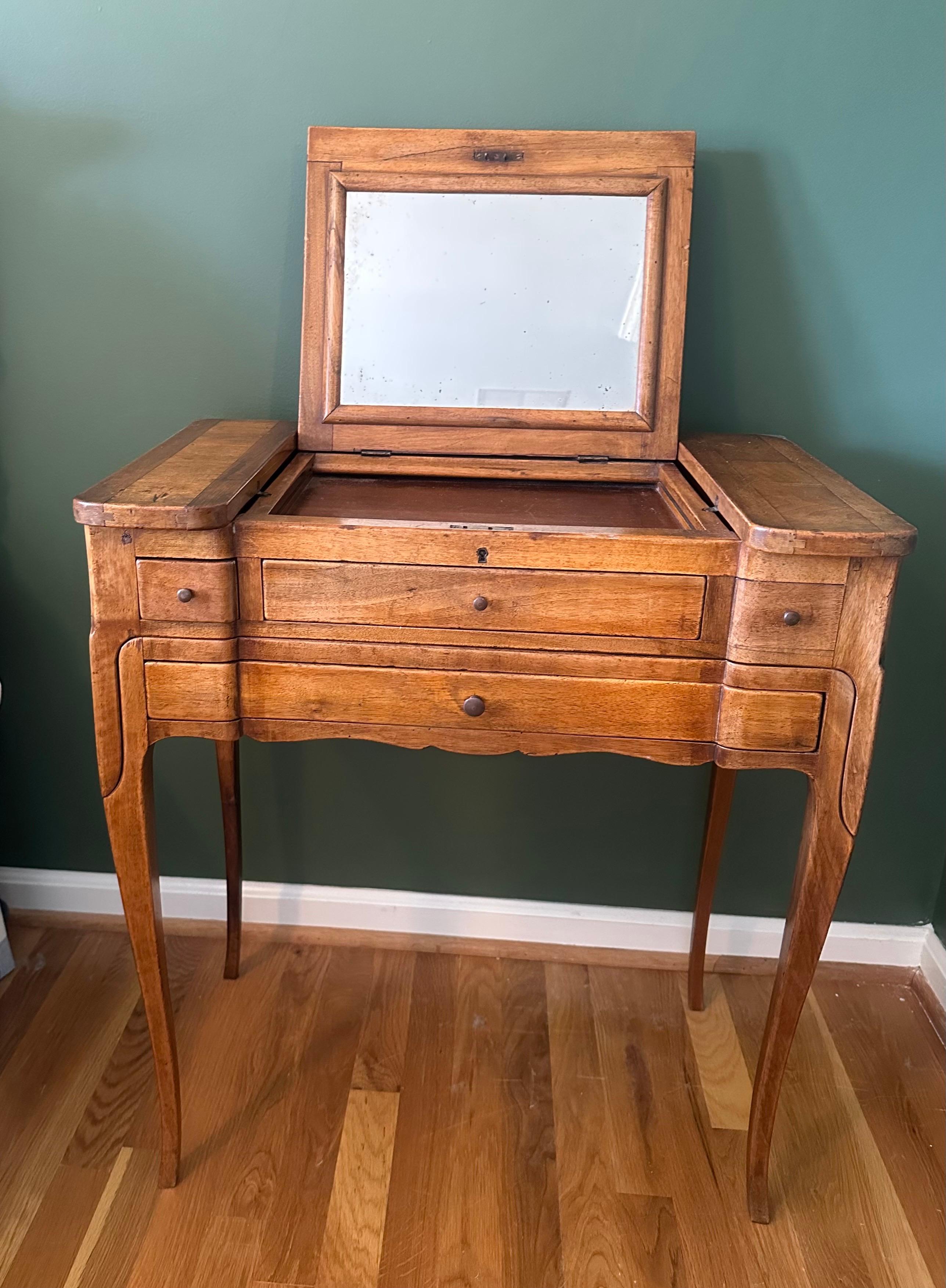 Fruitiers Table d'appoint française du 18ème siècle, table de toilette Louis XVI  meuble-lavabo de style en marbre en vente