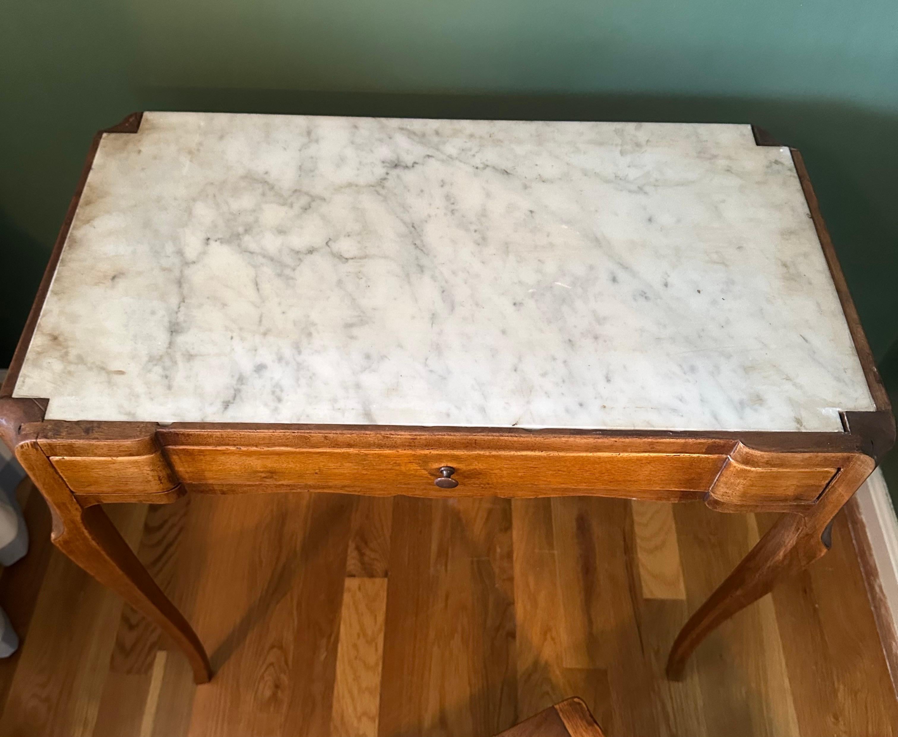 Table d'appoint française du 18ème siècle, table de toilette Louis XVI  meuble-lavabo de style en marbre en vente 2