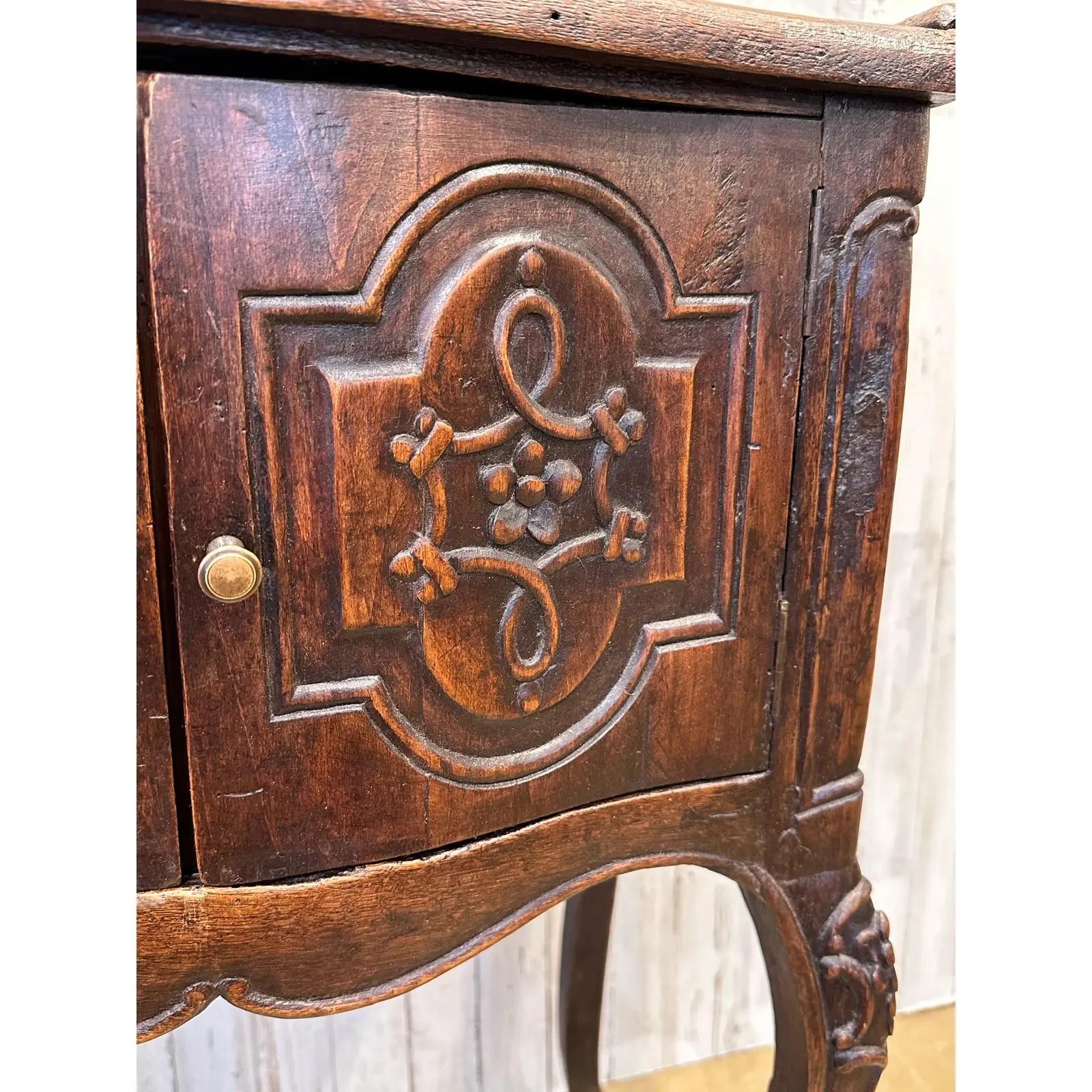 Dies könnte einer der ungewöhnlichsten Tische sein, die ich je gesehen habe, wahrscheinlich ein Hochzeitstisch, der dem Paar bei der Hochzeit überreicht wurde. Die Schleife an der Spitze steht für den Bund der Ehe. Das Alter liegt wahrscheinlich bei