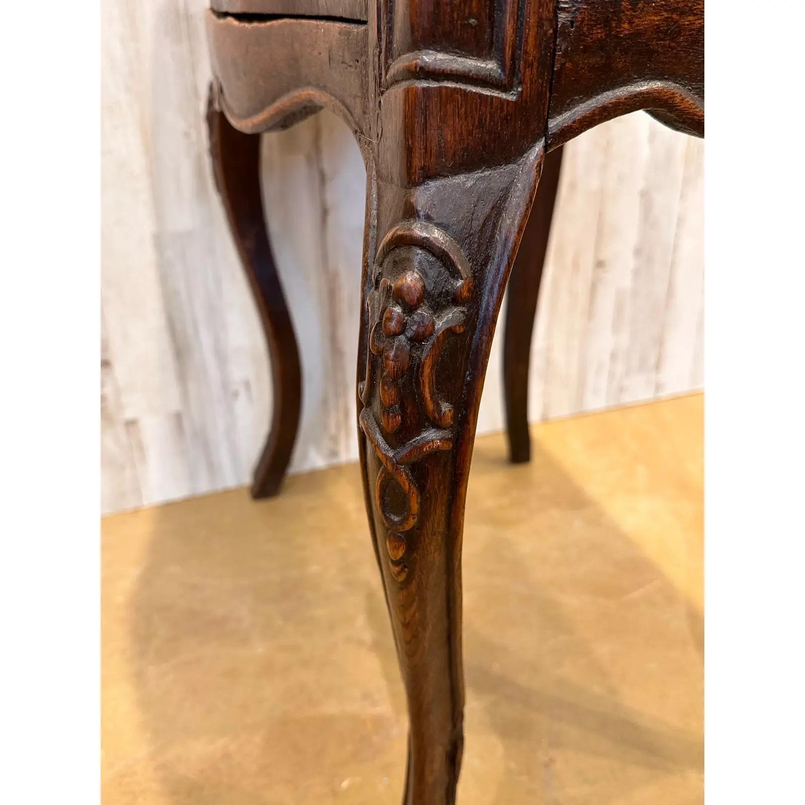 Französischer Beistelltisch aus dem 18. (Holz) im Angebot