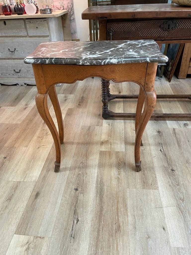 Louis XV Table d'appoint française du XVIIIe siècle avec plateau en marbre en vente