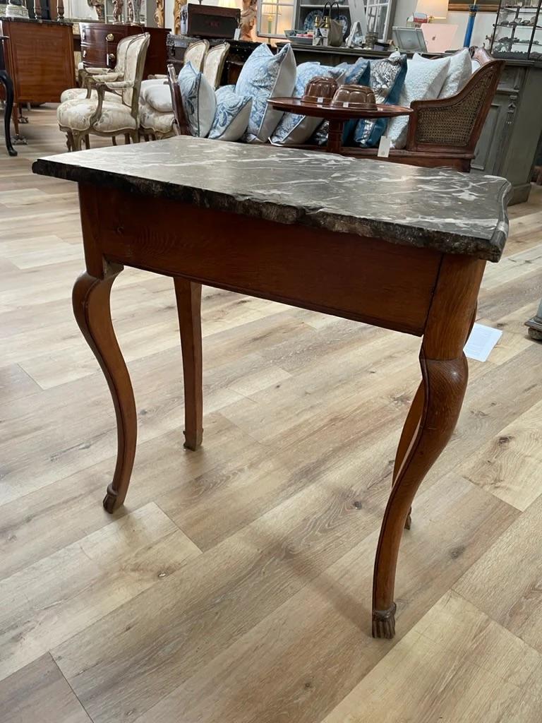 Français Table d'appoint française du XVIIIe siècle avec plateau en marbre en vente