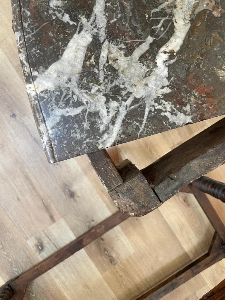 Table d'appoint française du XVIIIe siècle avec plateau en marbre Bon état - En vente à Charlottesville, VA