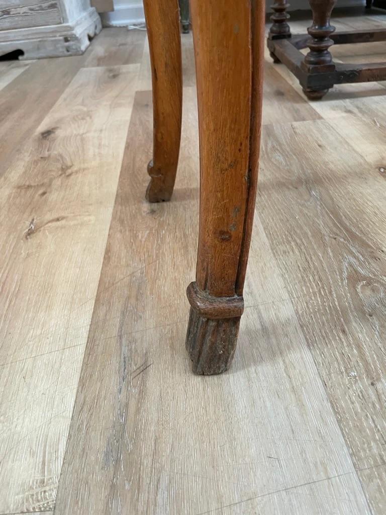 XVIIIe siècle et antérieur Table d'appoint française du XVIIIe siècle avec plateau en marbre en vente