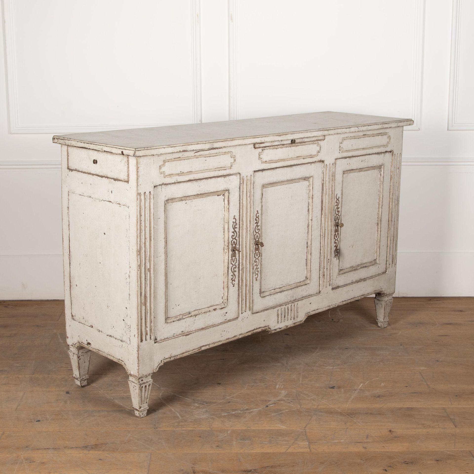 Credenza francese del XVIII secolo con tre ante, doppio ripiano, un ripiano estraibile al centro e insoliti cassetti terminali. 
Con vernice e chiavi originali.
Alcuni segni di usura, commisurati all'età, che ne aumentano il fascino.
