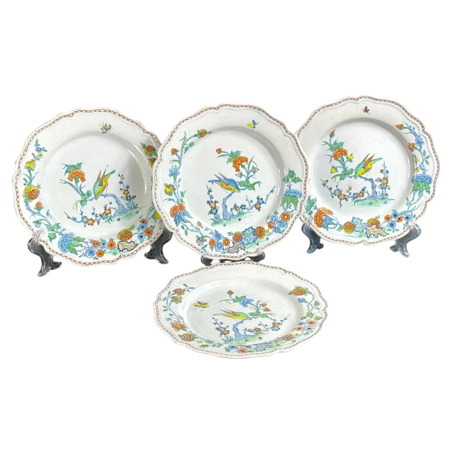 Set di piatti in maiolica francese Sinceny del XVIII secolo con decorazioni floreali e uccelli