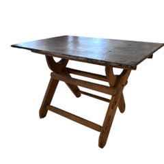 Mesa de caballete con tablero de pizarra francesa del siglo XVIII