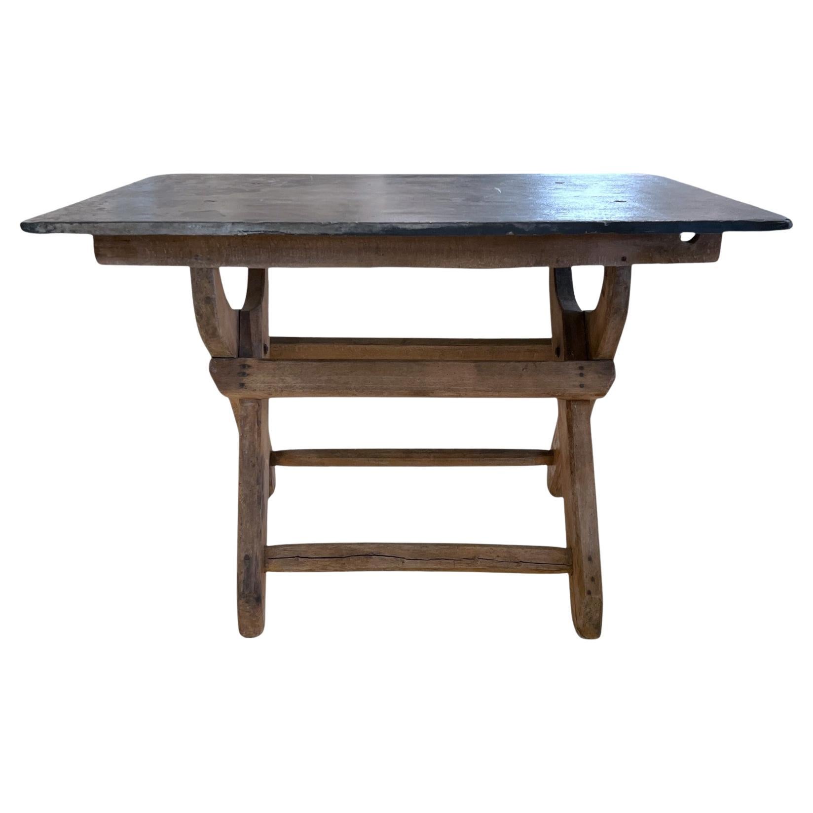Tavolo a cavalletto francese del XVIII secolo con piano in ardesia