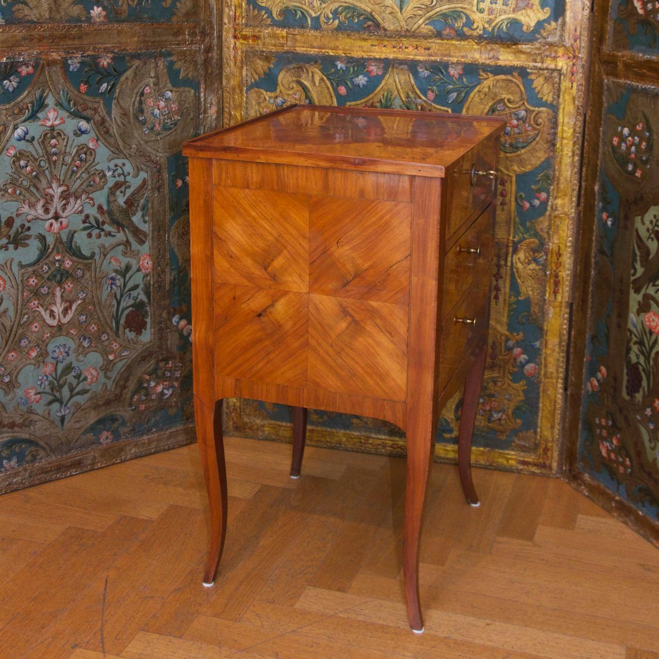 Tulipier Petite table d'appoint ou table en marqueterie Louis XV du 18ème siècle Chiffonnière française en vente