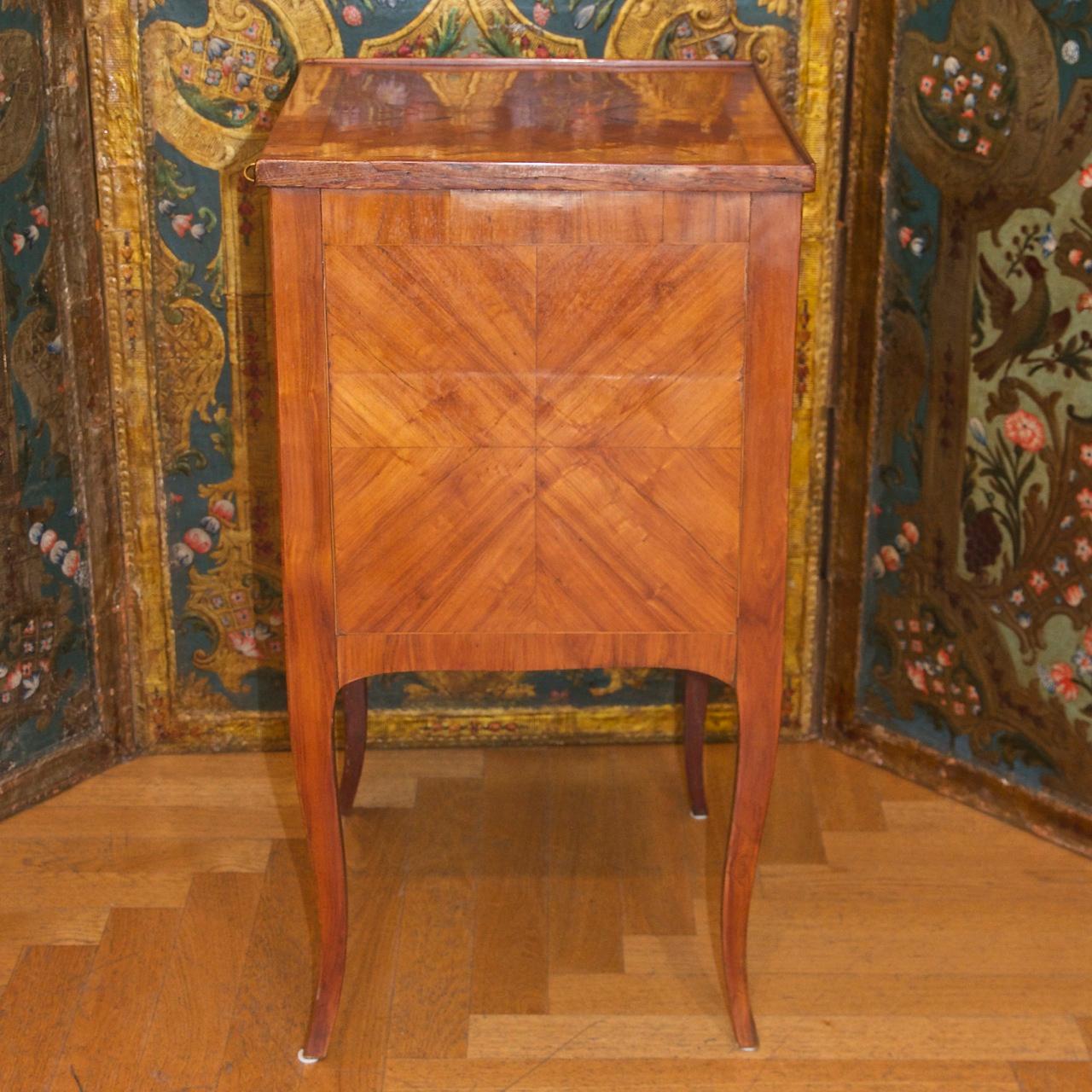 Französischer kleiner Louis XV-Beistelltisch oder Tisch Chiffonnière mit Intarsien aus dem 18. Jahrhundert im Angebot 2
