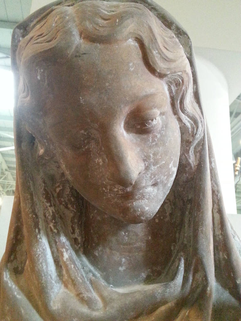 Statue en terre cuite française du XVIIIe siècle représentant la Vierge à l'enfant.