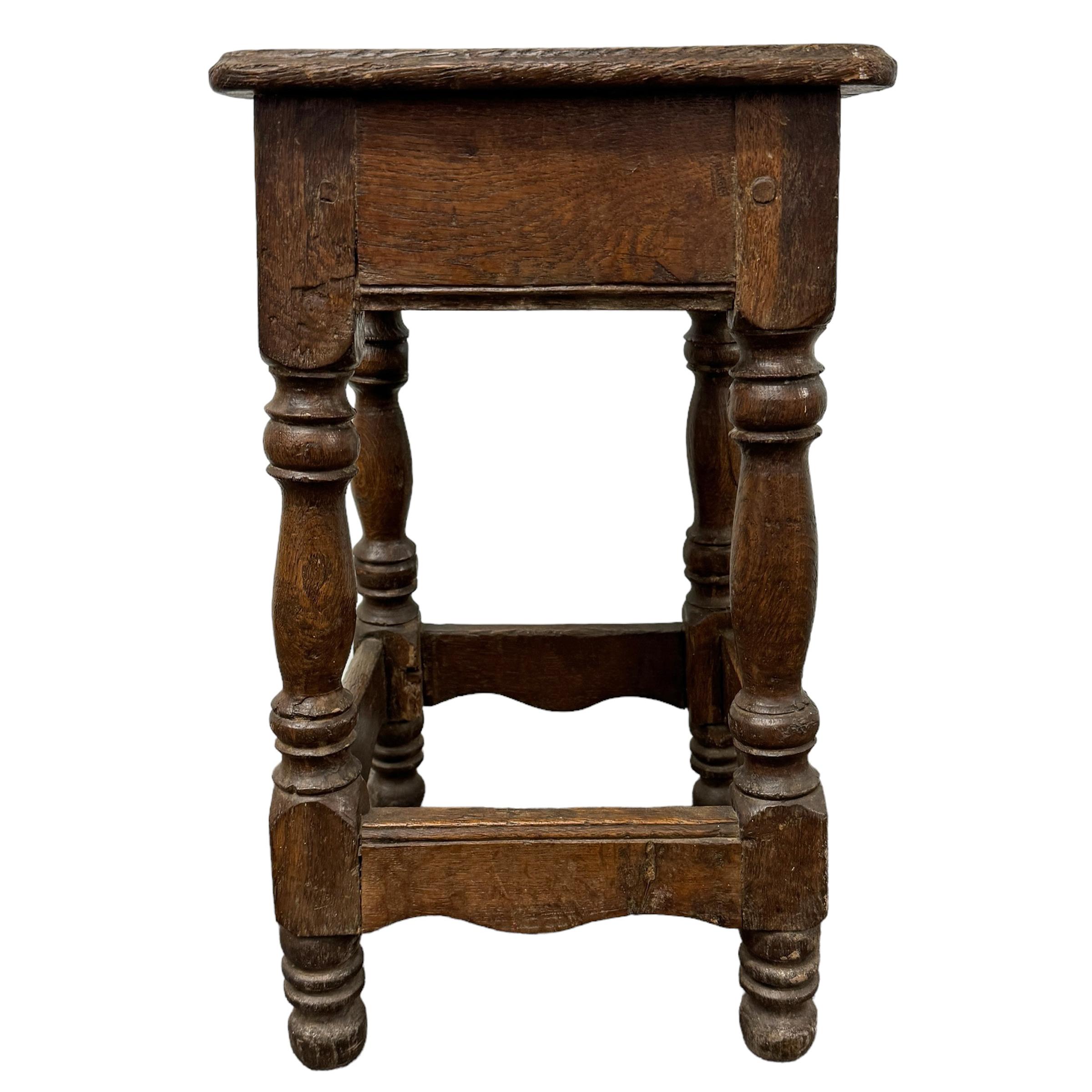Français Tabouret français du XVIIIe siècle en vente