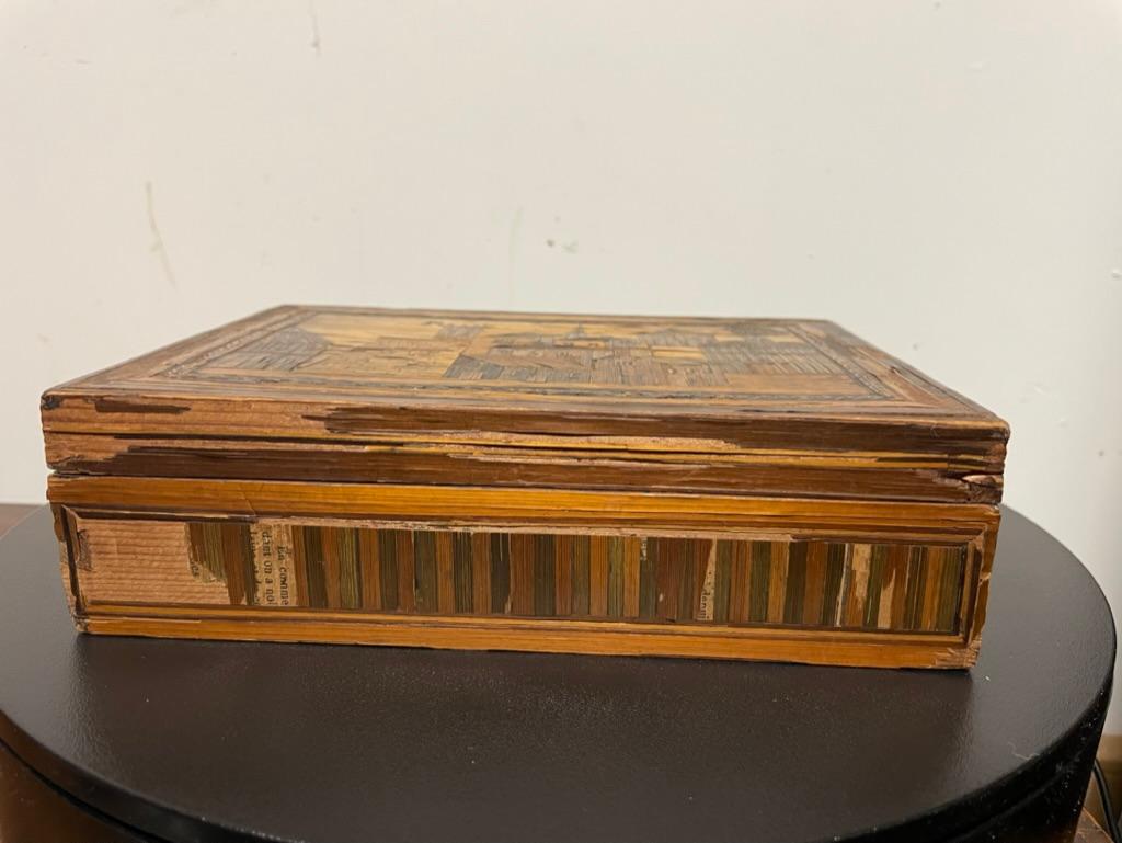 18. Jahrhundert Französisch Stroh Intarsien, 'Marqueterie de Paille' Arbeit Box im Zustand „Starke Gebrauchsspuren“ im Angebot in Stamford, CT