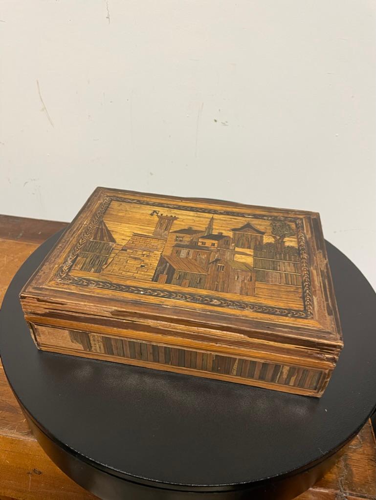 Caja de trabajo de marquetería de paja francesa del siglo XVIII, 'Marqueterie de Paille en Desgastado estado para la venta en Stamford, CT