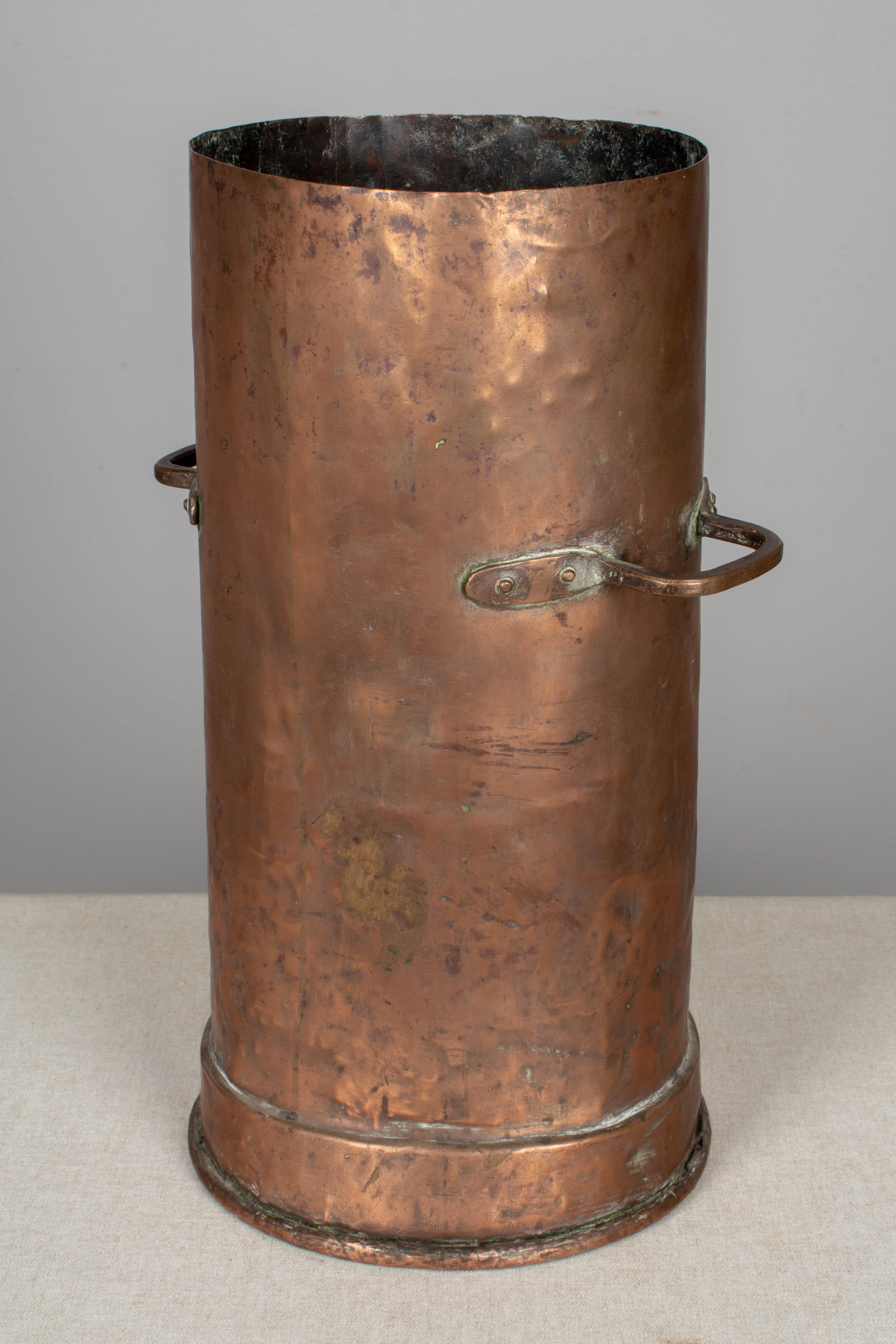 Une grande marmite française en cuivre du 18e siècle avec deux poignées rivetées. Fabriqué à la main à partir d'une grande feuille de cuivre martelée, roulée et soudée avec une couture visible en forme de créneau ou de crampon sur la longueur de