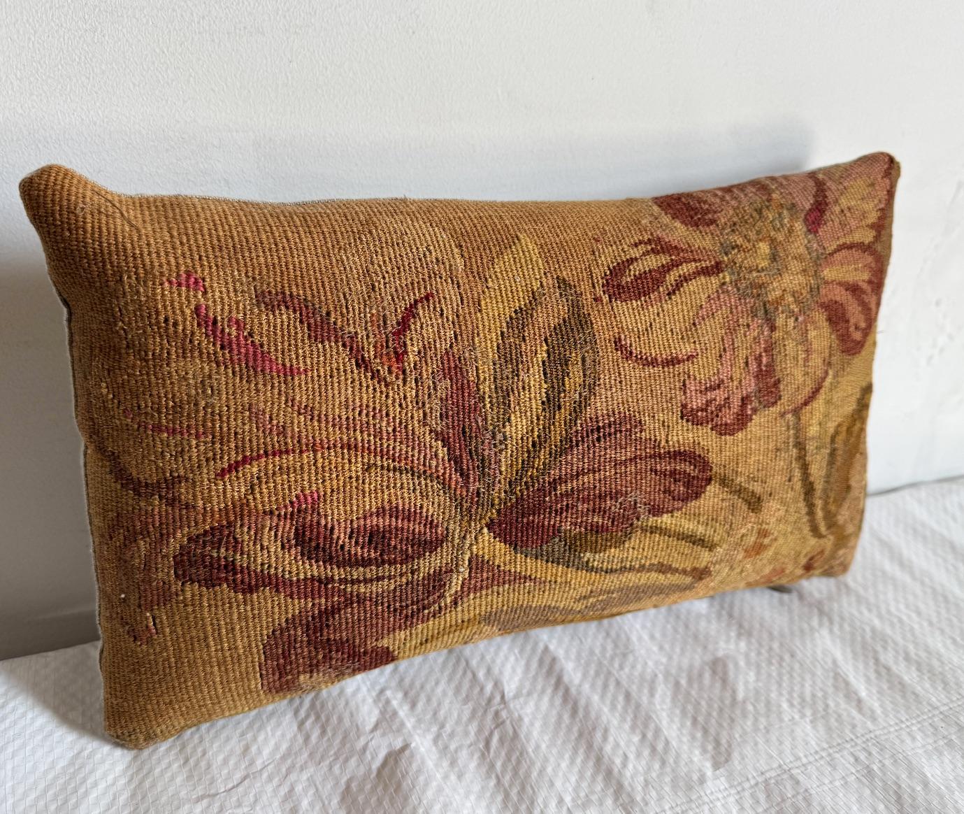 Mid-Century moderno 18th Century French Tapestry Pillow in vendita