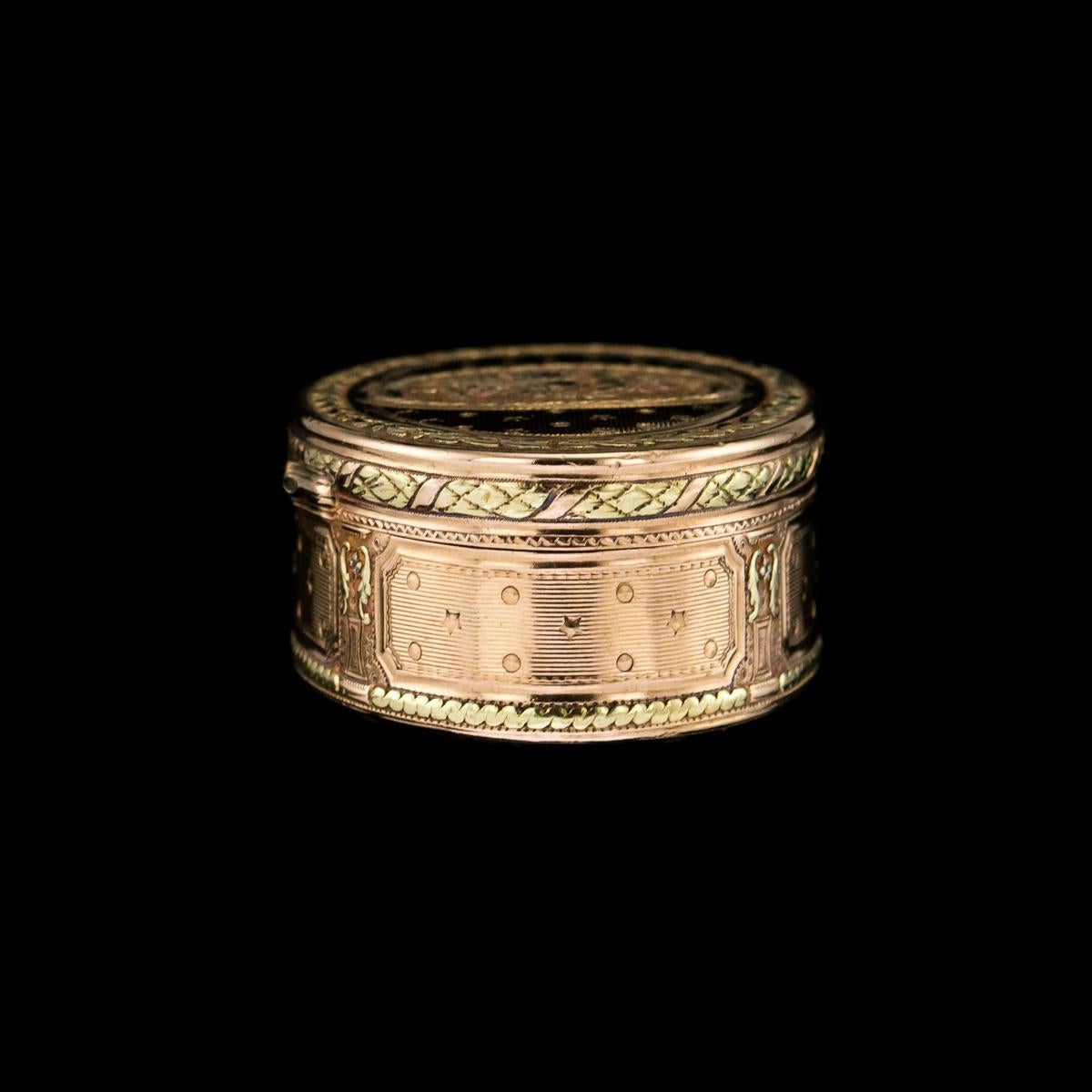 18th Century French Three-Color 18-Karat Gold Snuff Box, circa 1785 3