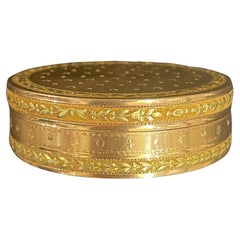 18th Century French Three-Colour 18K Gold Round Snuff Box, c.1790