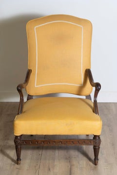 Französischer Sessel aus Nussbaumholz mit geschwungenen Armlehnen aus der Übergangszeit, 18. Jahrhundert