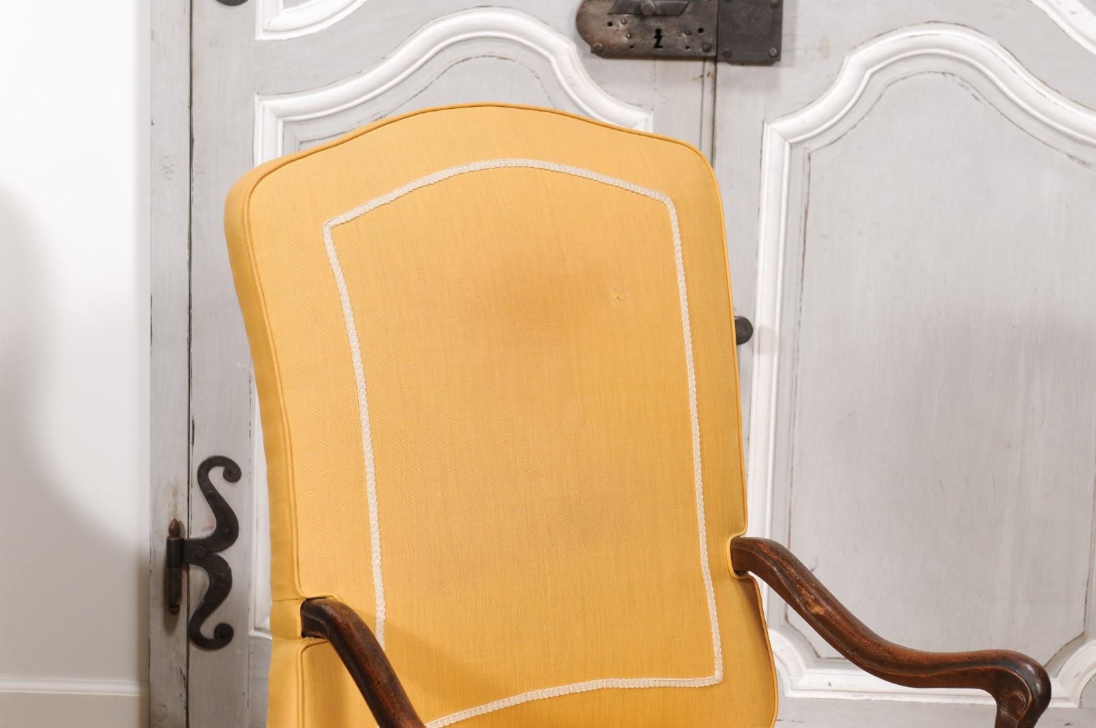 Französischer Sessel aus Nussbaumholz mit geschwungenen Armlehnen aus der Übergangszeit, 18. Jahrhundert (18. Jahrhundert und früher) im Angebot