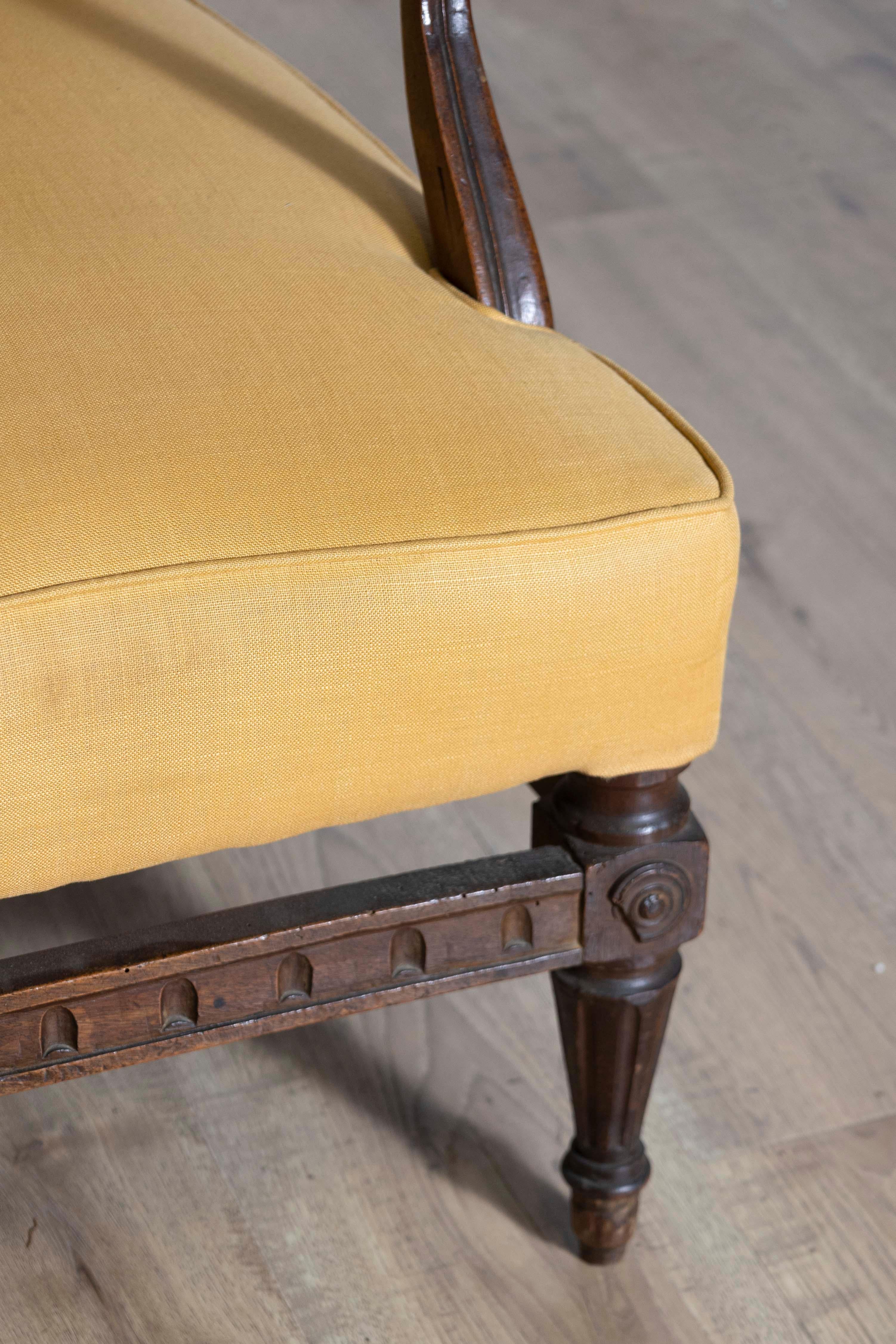 Fauteuil en noyer de la période de transition française du XVIIIe siècle avec accoudoirs à enroulements Bon état - En vente à Atlanta, GA