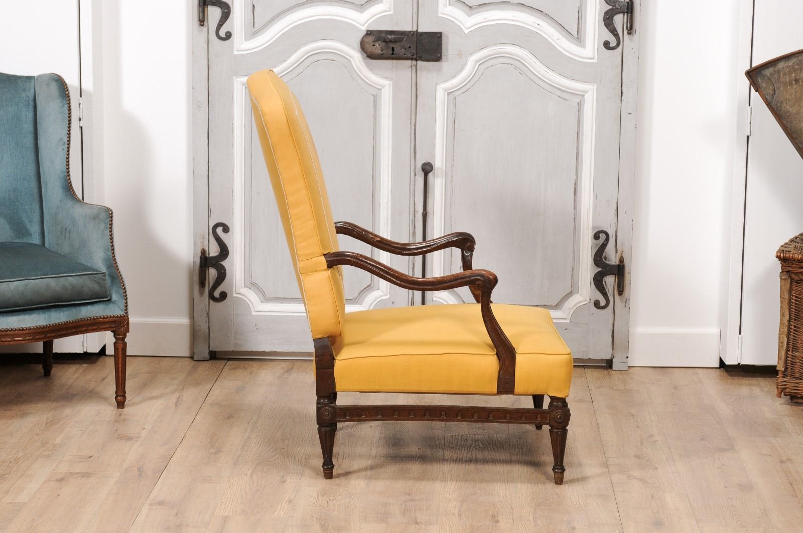 Französischer Sessel aus Nussbaumholz mit geschwungenen Armlehnen aus der Übergangszeit, 18. Jahrhundert (Polster) im Angebot