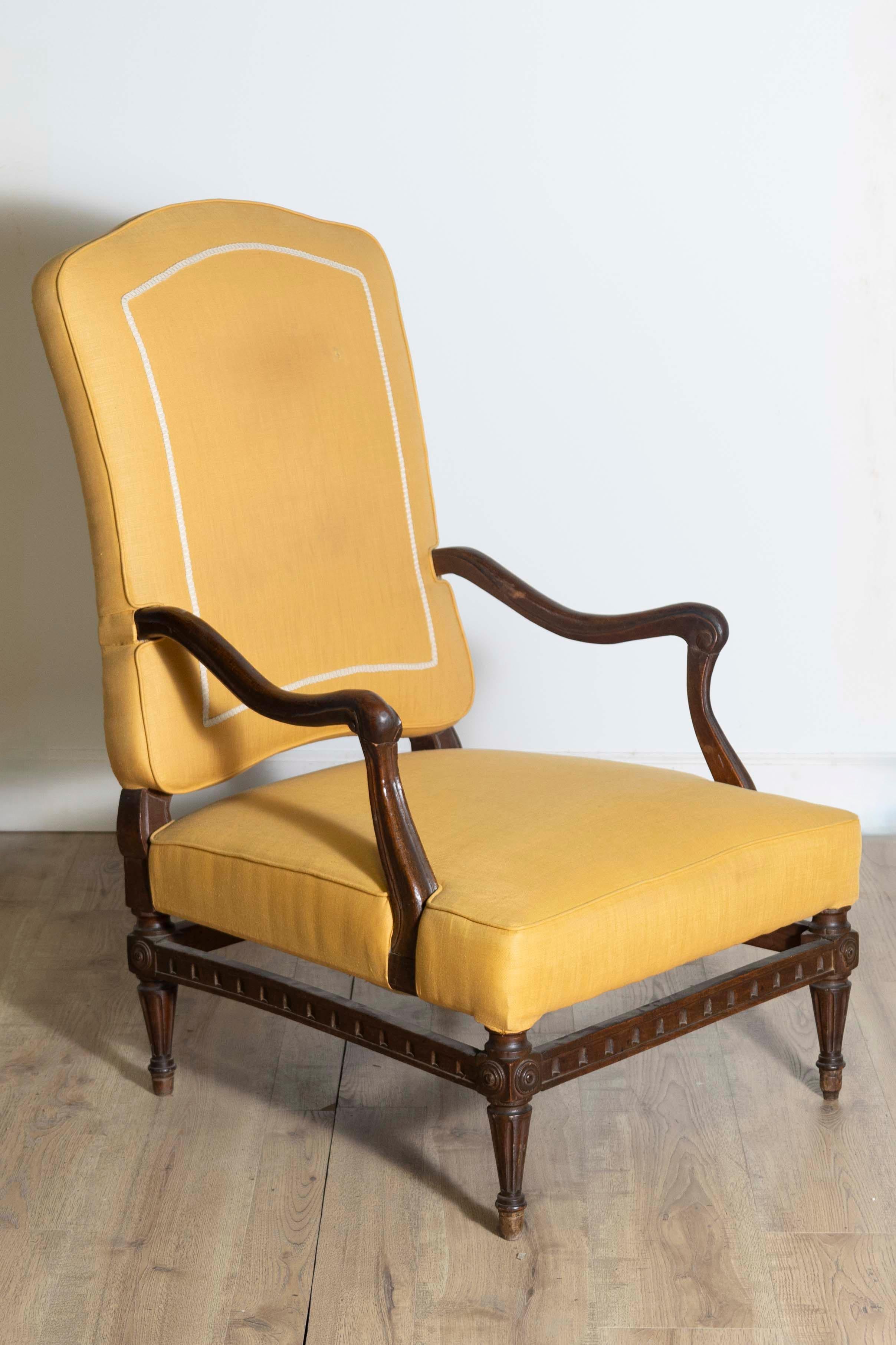 XVIIIe siècle et antérieur Fauteuil en noyer de la période de transition française du XVIIIe siècle avec accoudoirs à enroulements en vente