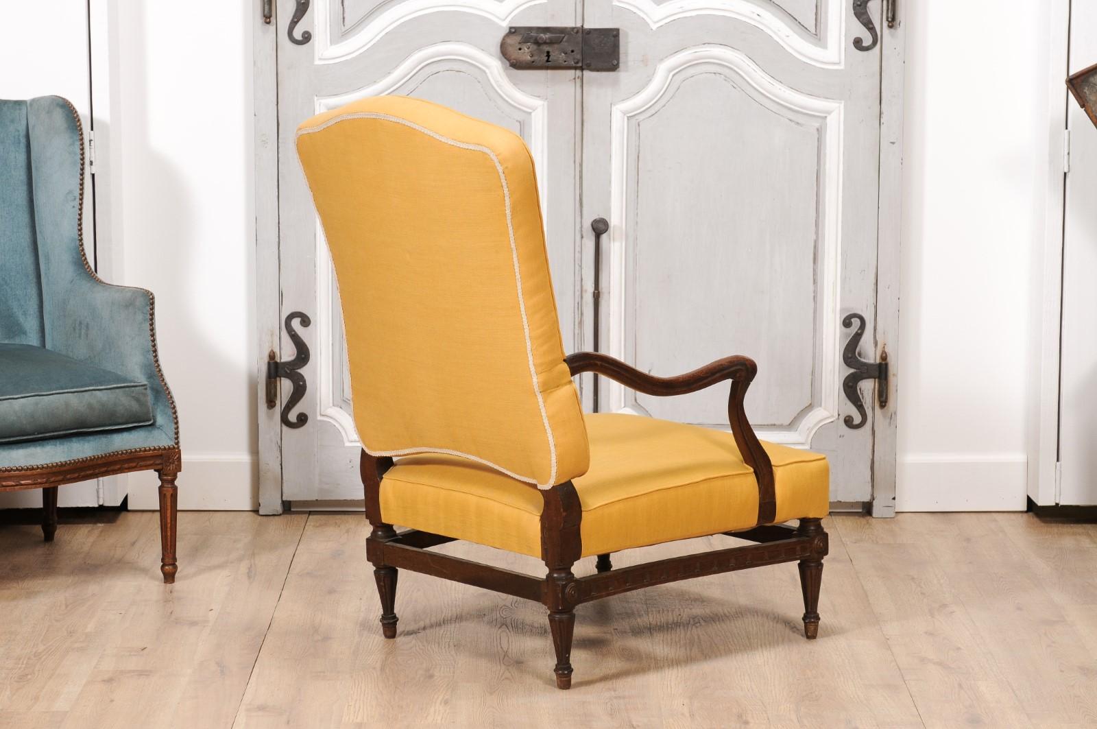Französischer Sessel aus Nussbaumholz mit geschwungenen Armlehnen aus der Übergangszeit, 18. Jahrhundert im Angebot 1