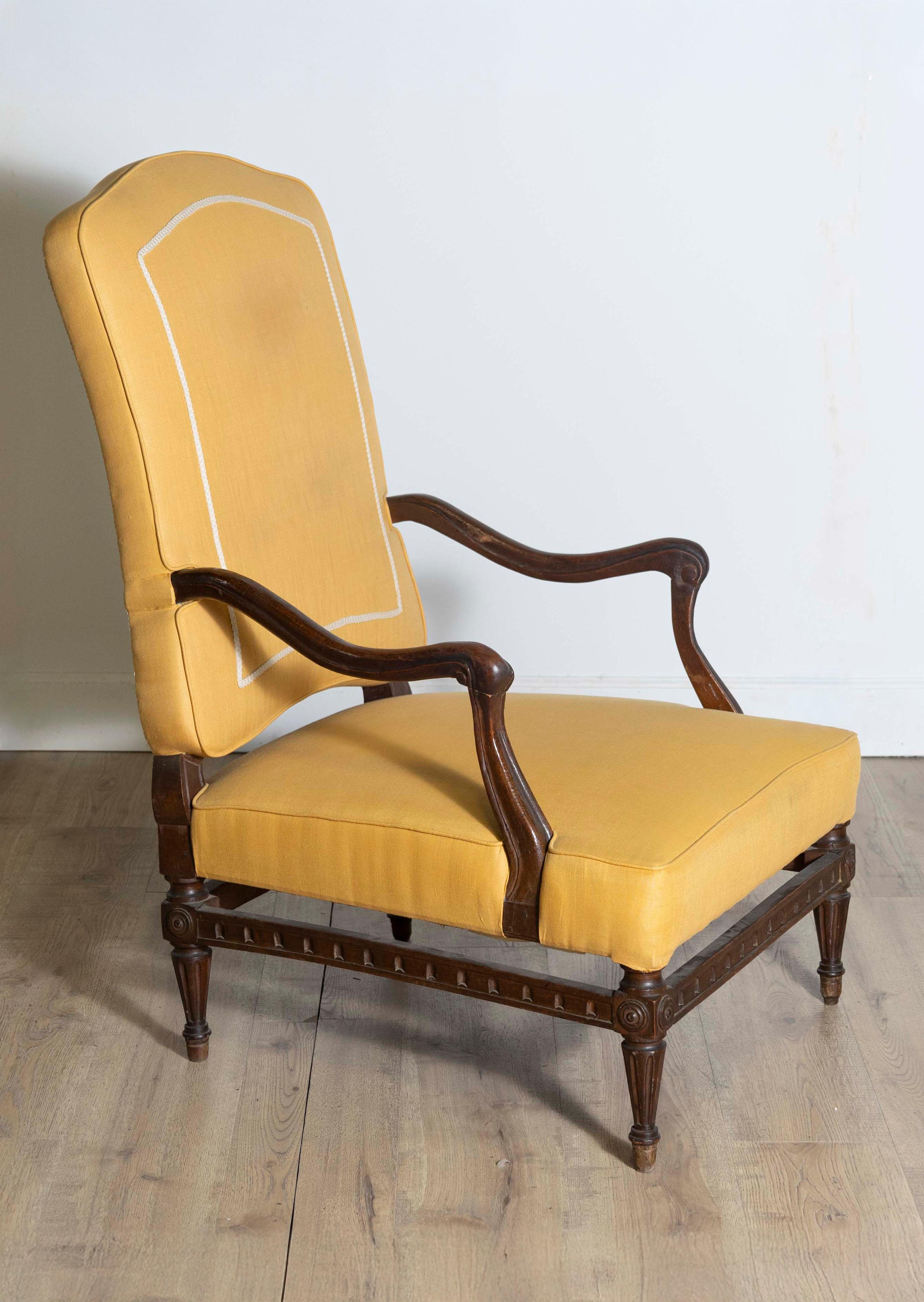 Tissu d'ameublement Fauteuil en noyer de la période de transition française du XVIIIe siècle avec accoudoirs à enroulements en vente