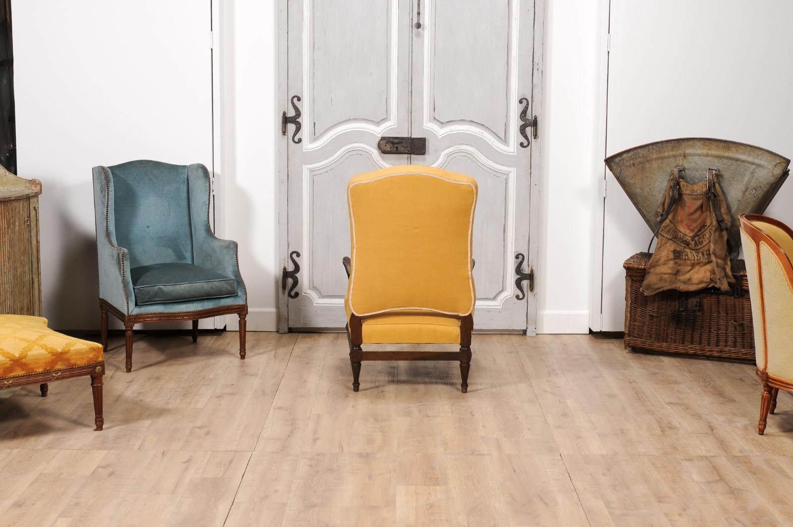 Französischer Sessel aus Nussbaumholz mit geschwungenen Armlehnen aus der Übergangszeit, 18. Jahrhundert im Angebot 2