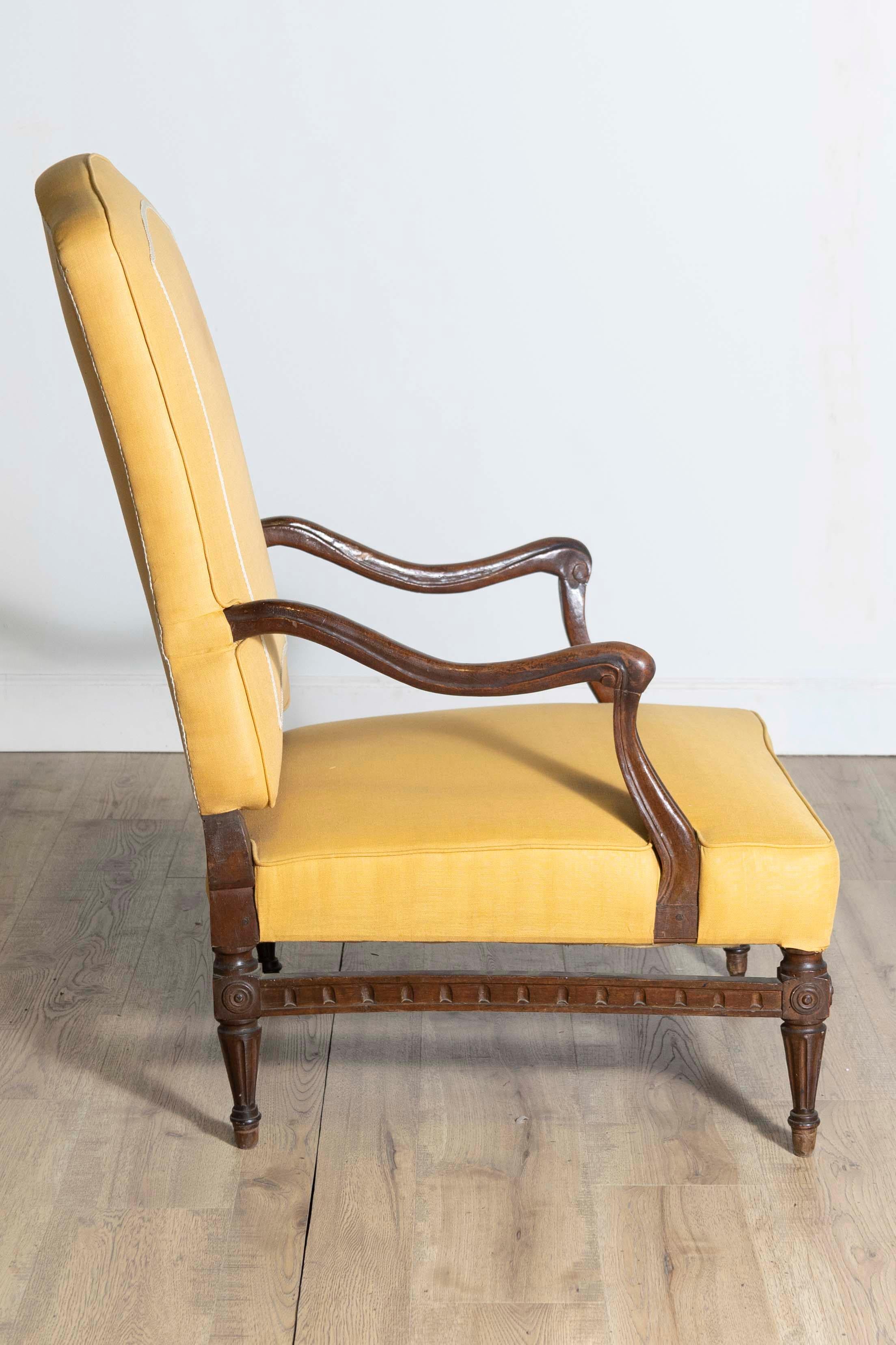Fauteuil en noyer de la période de transition française du XVIIIe siècle avec accoudoirs à enroulements en vente 1