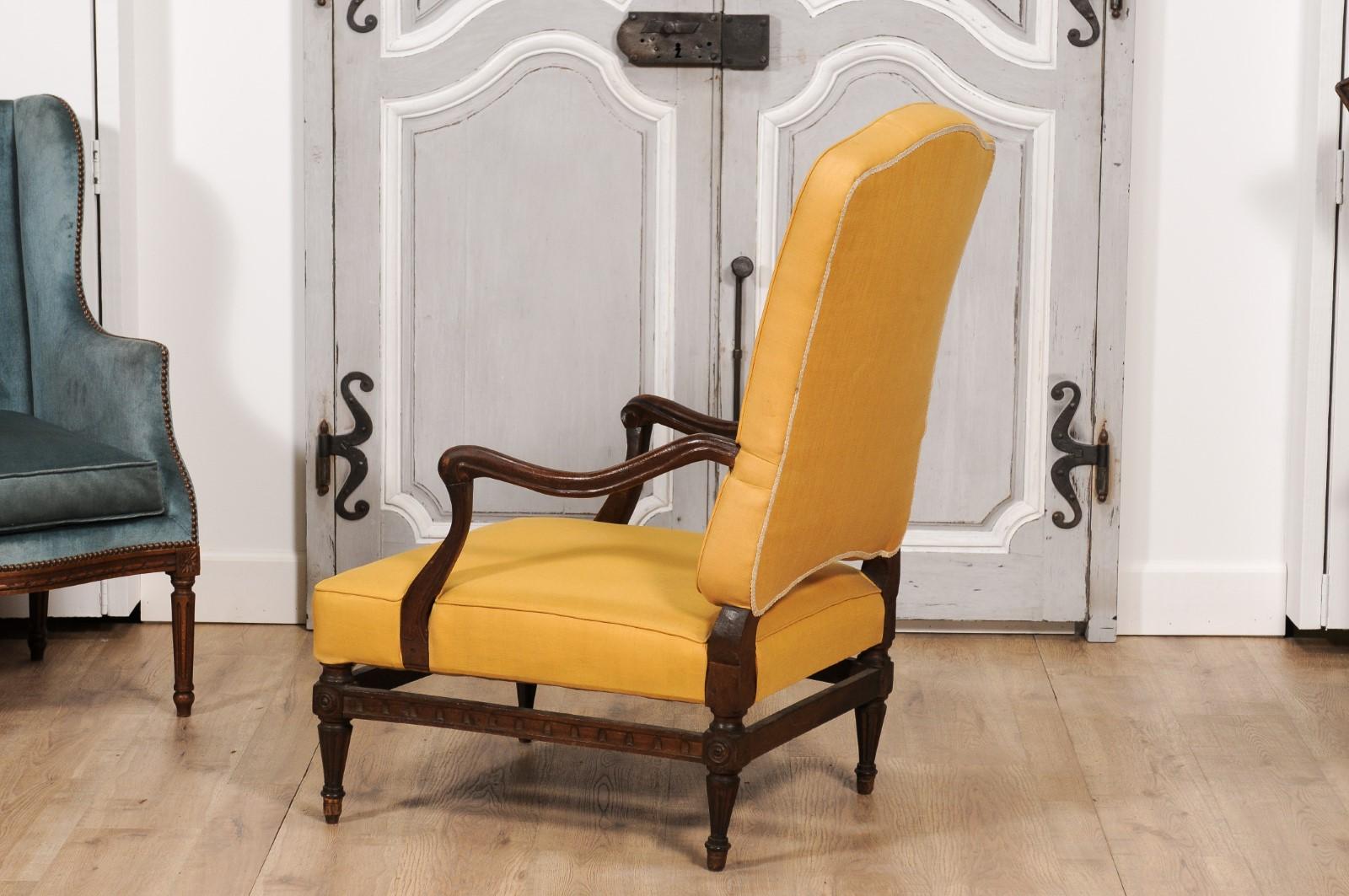 Französischer Sessel aus Nussbaumholz mit geschwungenen Armlehnen aus der Übergangszeit, 18. Jahrhundert im Angebot 3