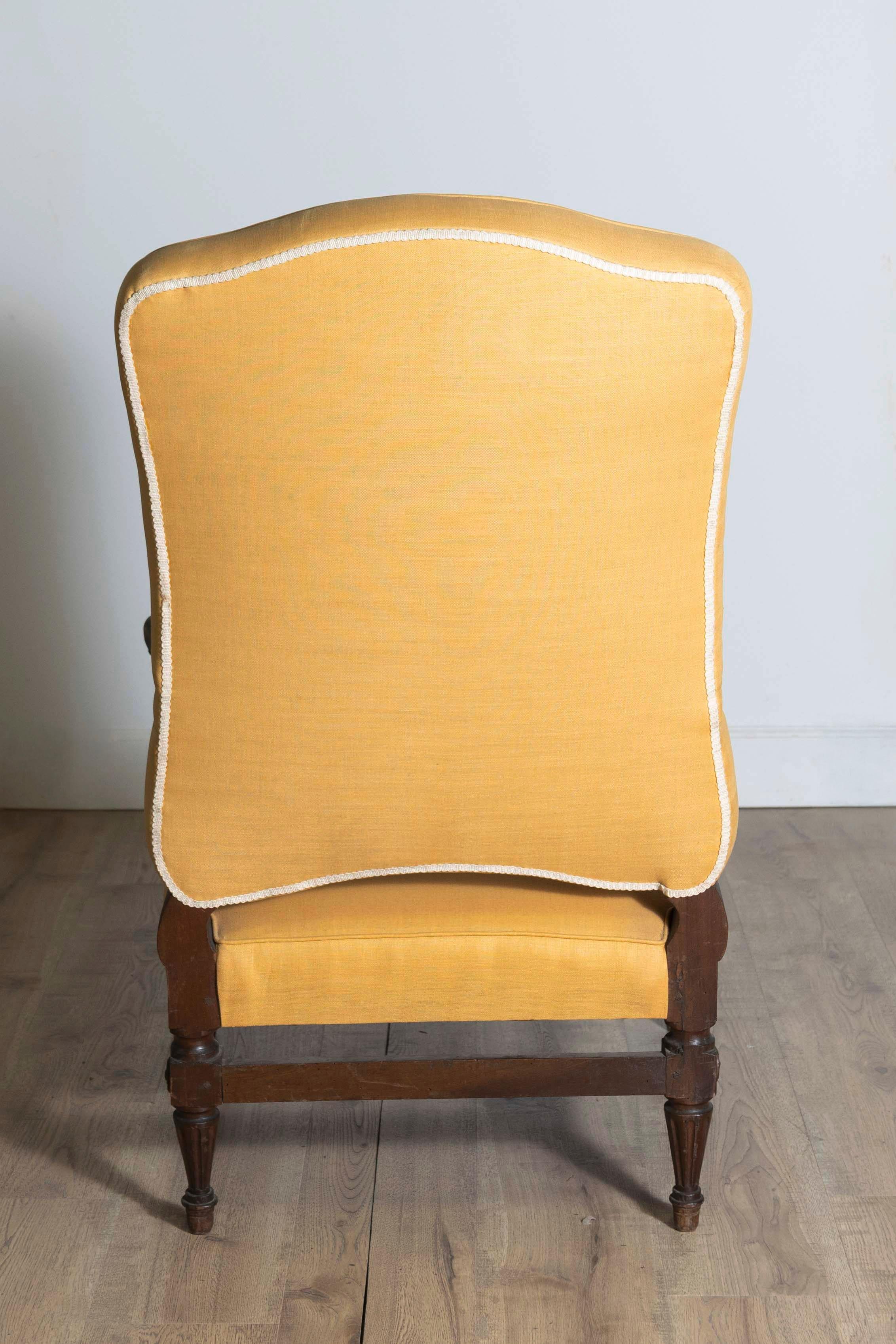 Fauteuil en noyer de la période de transition française du XVIIIe siècle avec accoudoirs à enroulements en vente 2