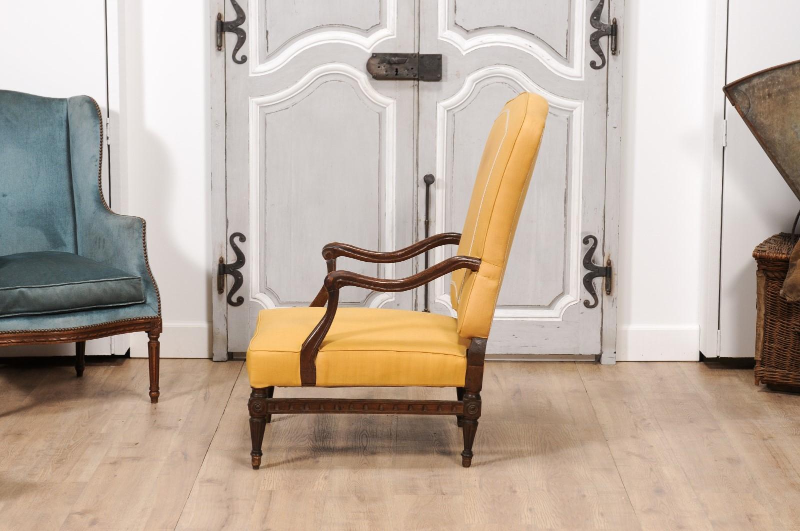 Französischer Sessel aus Nussbaumholz mit geschwungenen Armlehnen aus der Übergangszeit, 18. Jahrhundert im Angebot 4