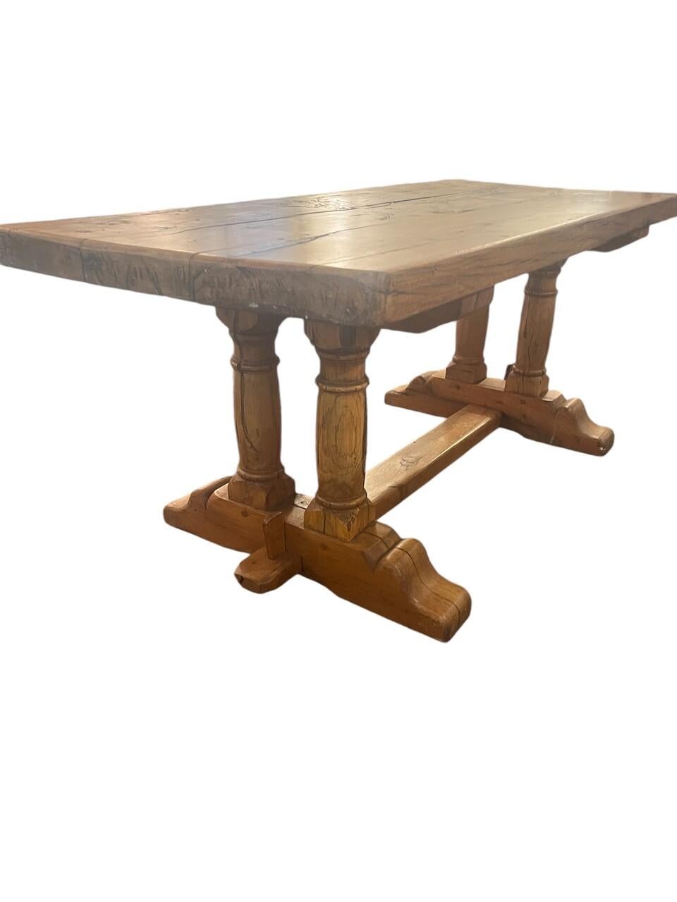 Table à tréteaux française du XVIIIe siècle avec plateau en chêne de 2,5 pouces d'épaisseur et belle patine. Un complément rustique parfait pour votre espace !