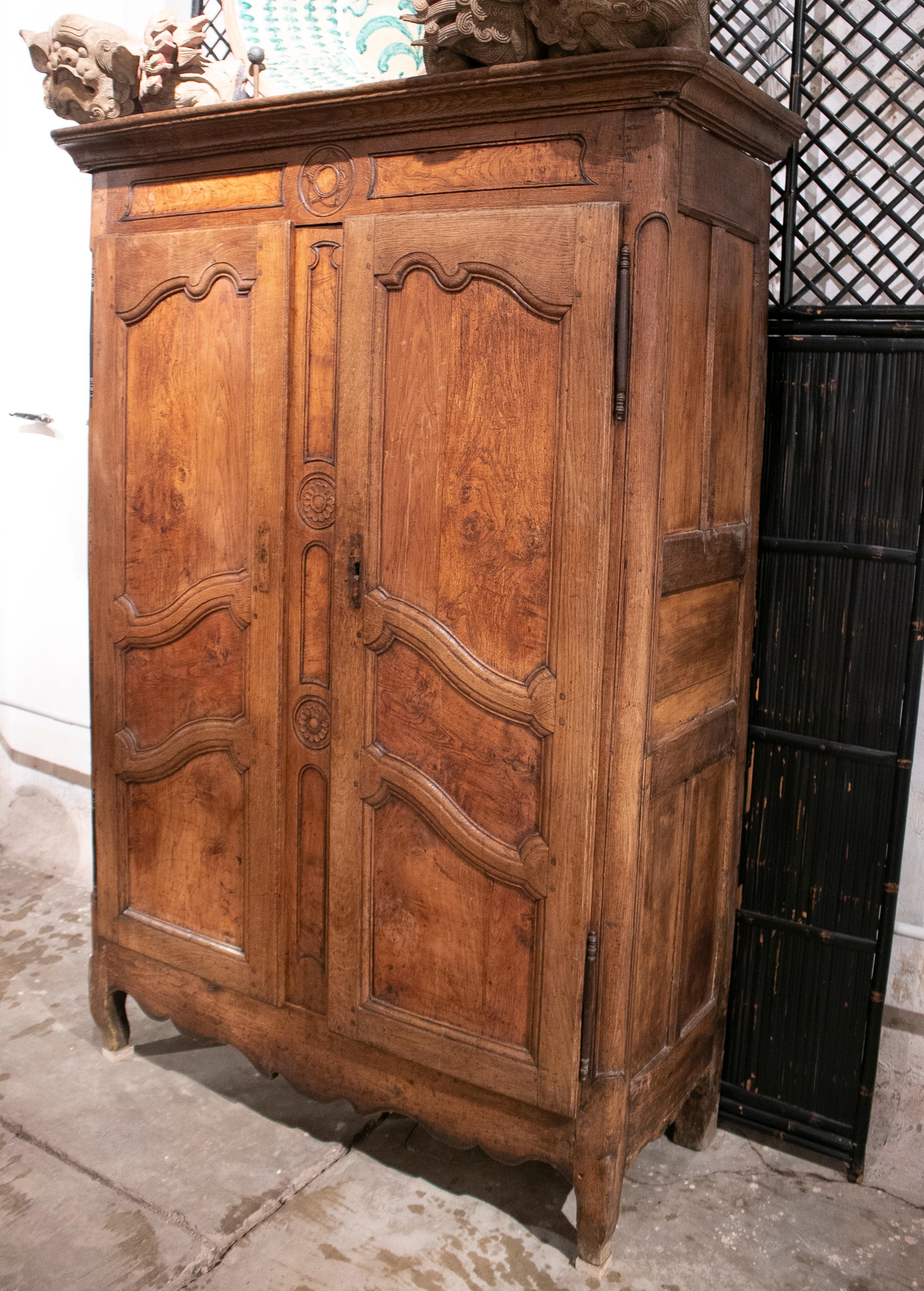 18th Century French Two Door Oak Panelled Wardrobe In Good Condition In Marbella, ES