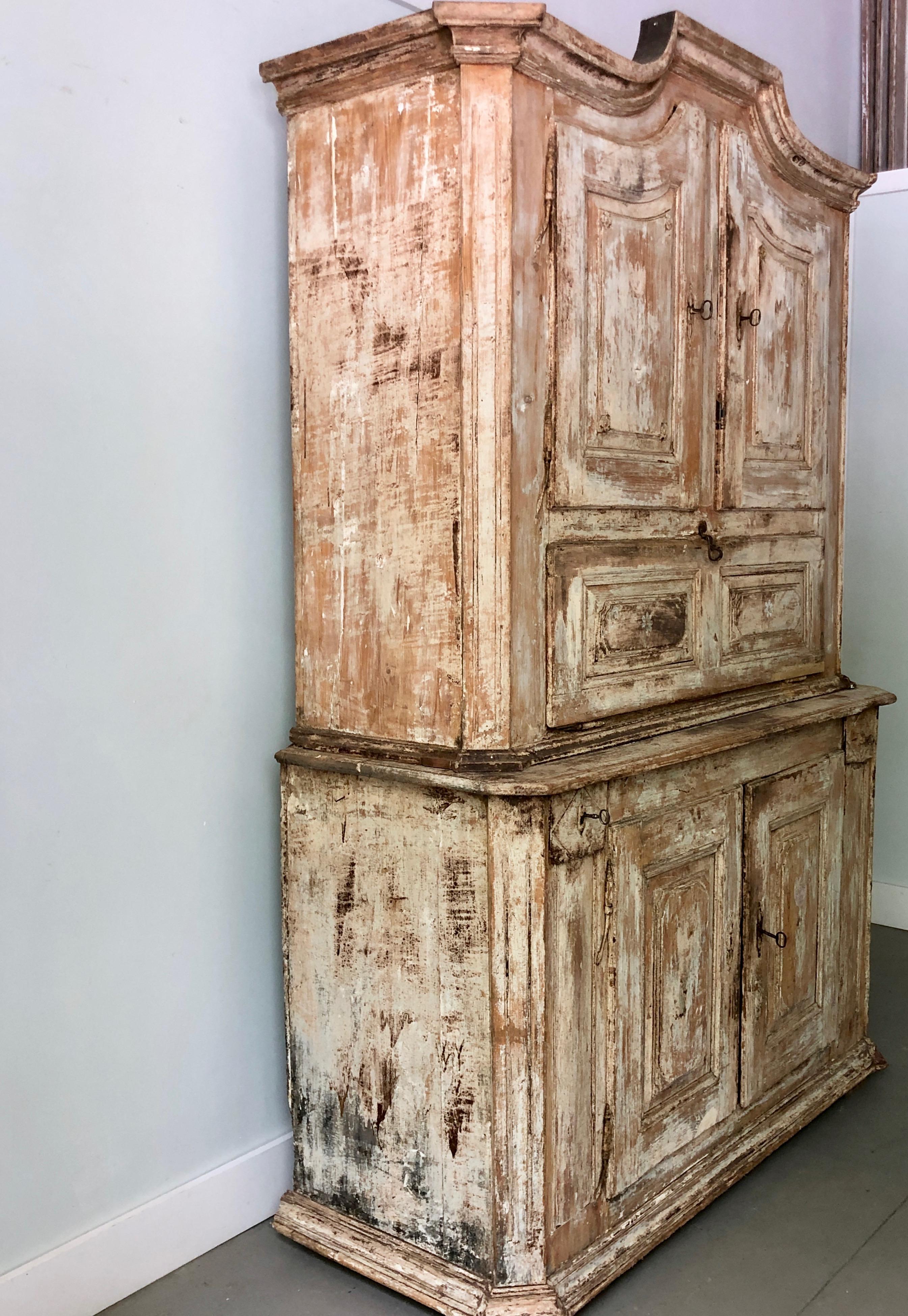 Sehr ungewöhnlicher zweiteiliger Schrank des 18. Jahrhunderts aus dem Elsass, Frankreich, um 1760.
Türen mit reichlich geschnitzten Paneelen und einigen Rosetten. Trocken geschrubbt, um seine ursprünglichen Oberflächen, Spuren von charmanten